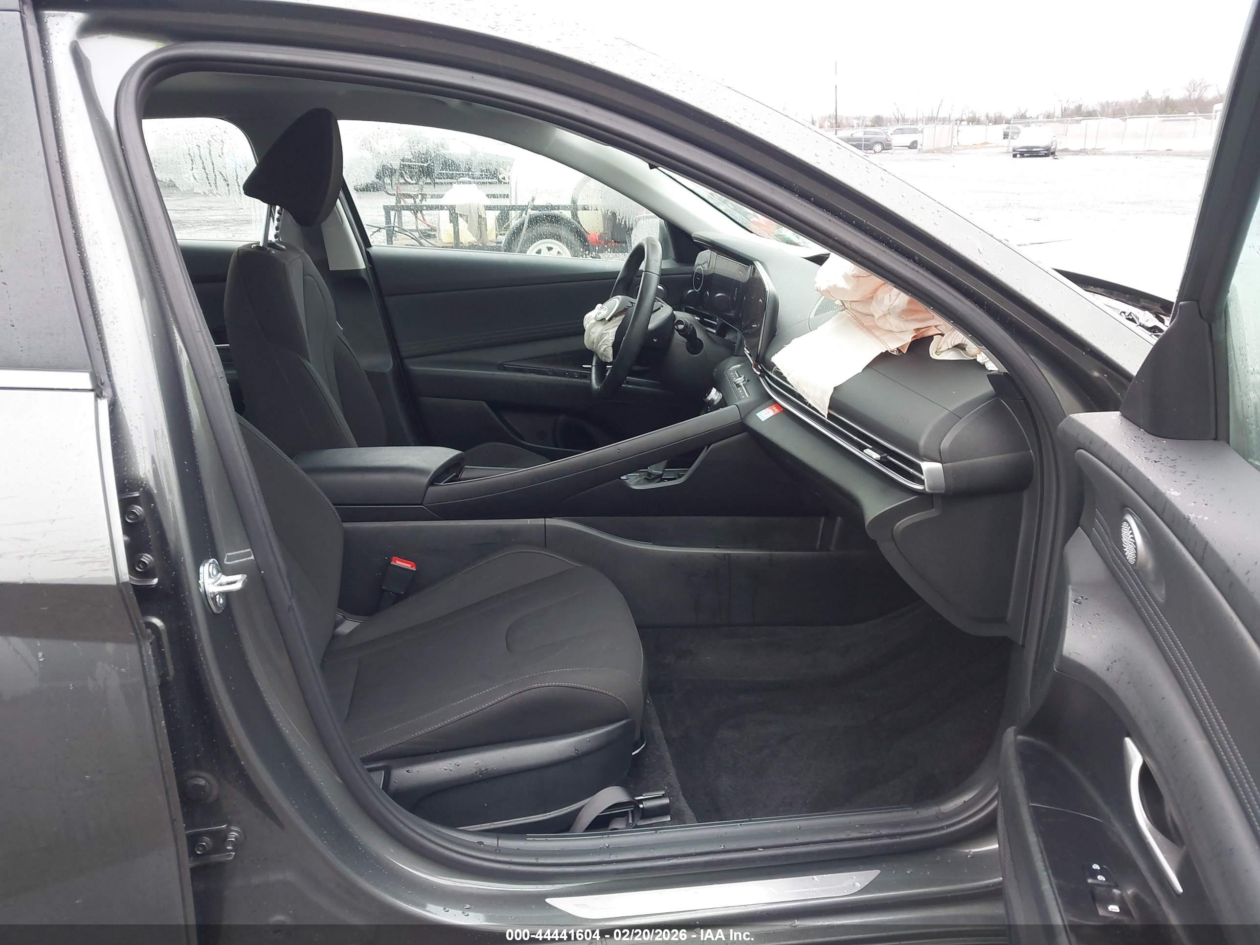 HYUNDAI ELANTRA image 5