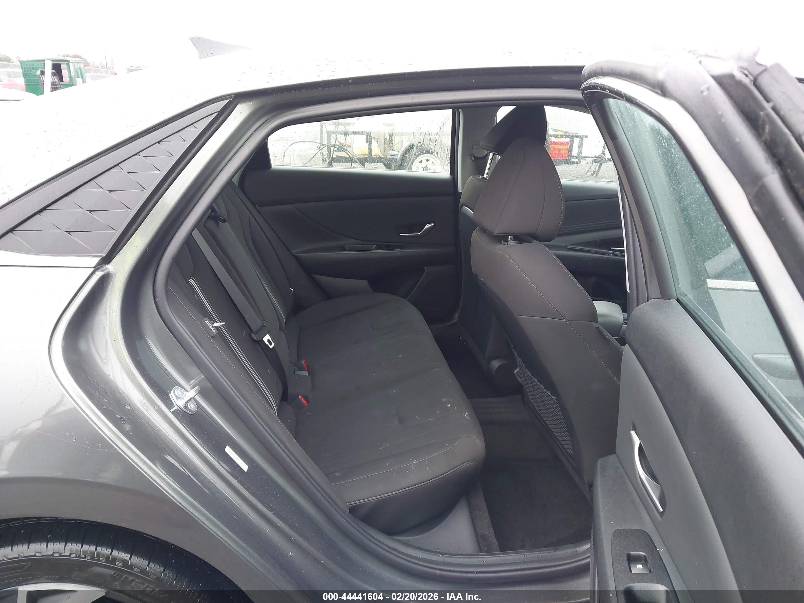 HYUNDAI ELANTRA image 8