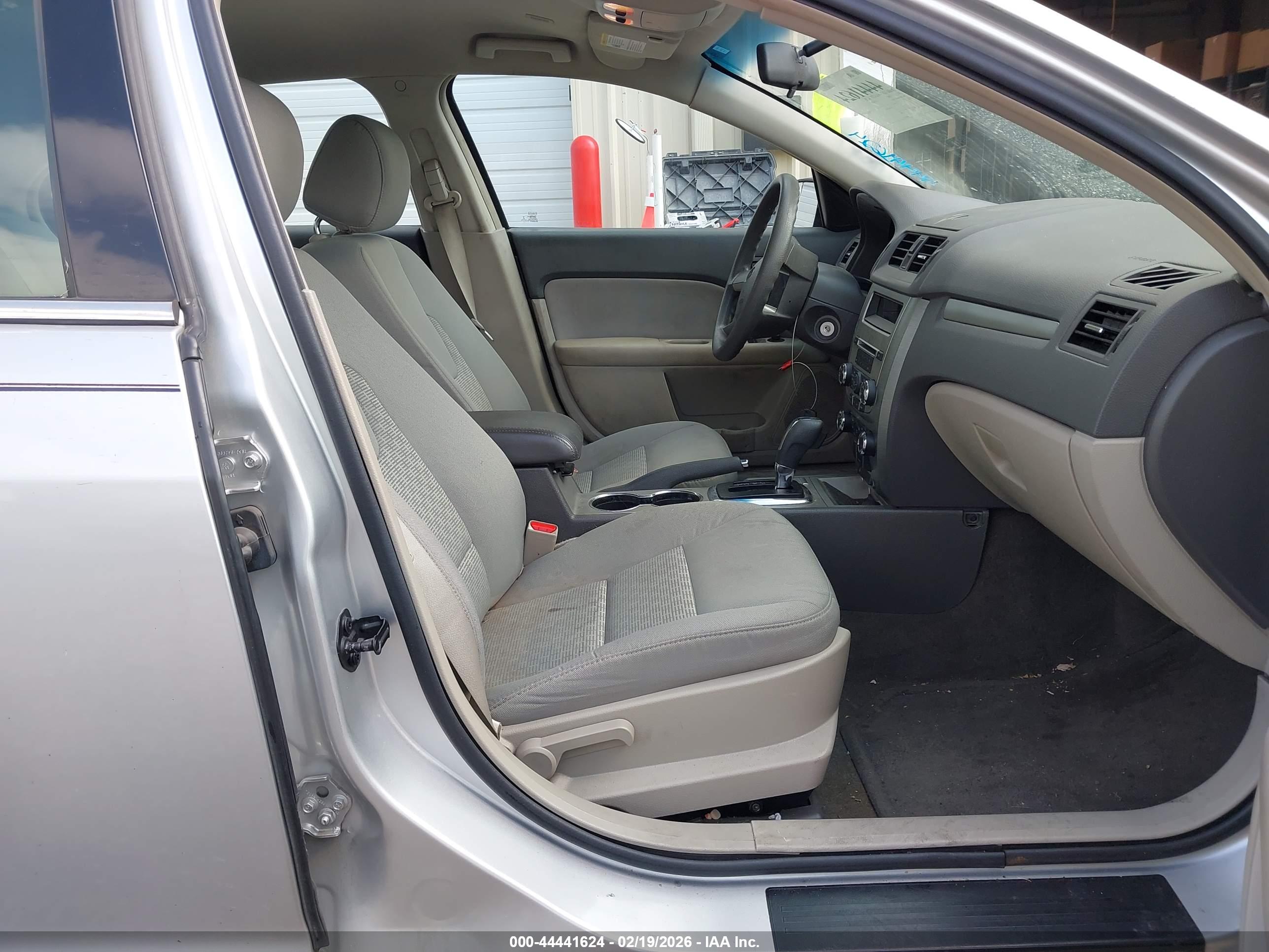 FORD FUSION image 5