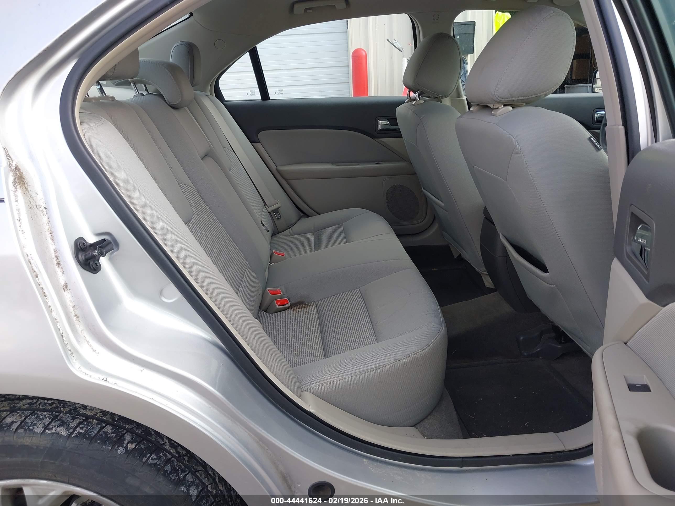 FORD FUSION image 8