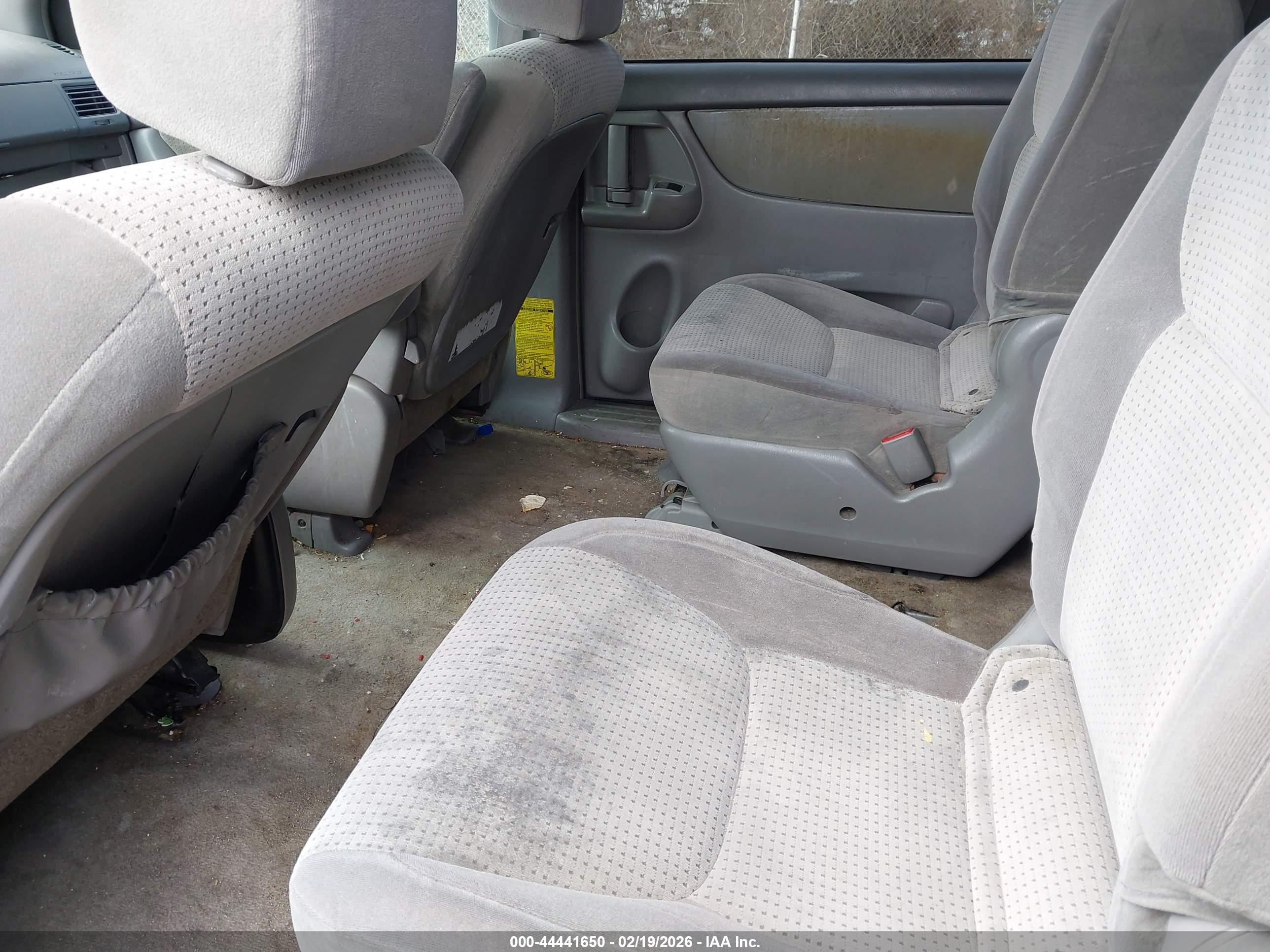 TOYOTA SIENNA image 8