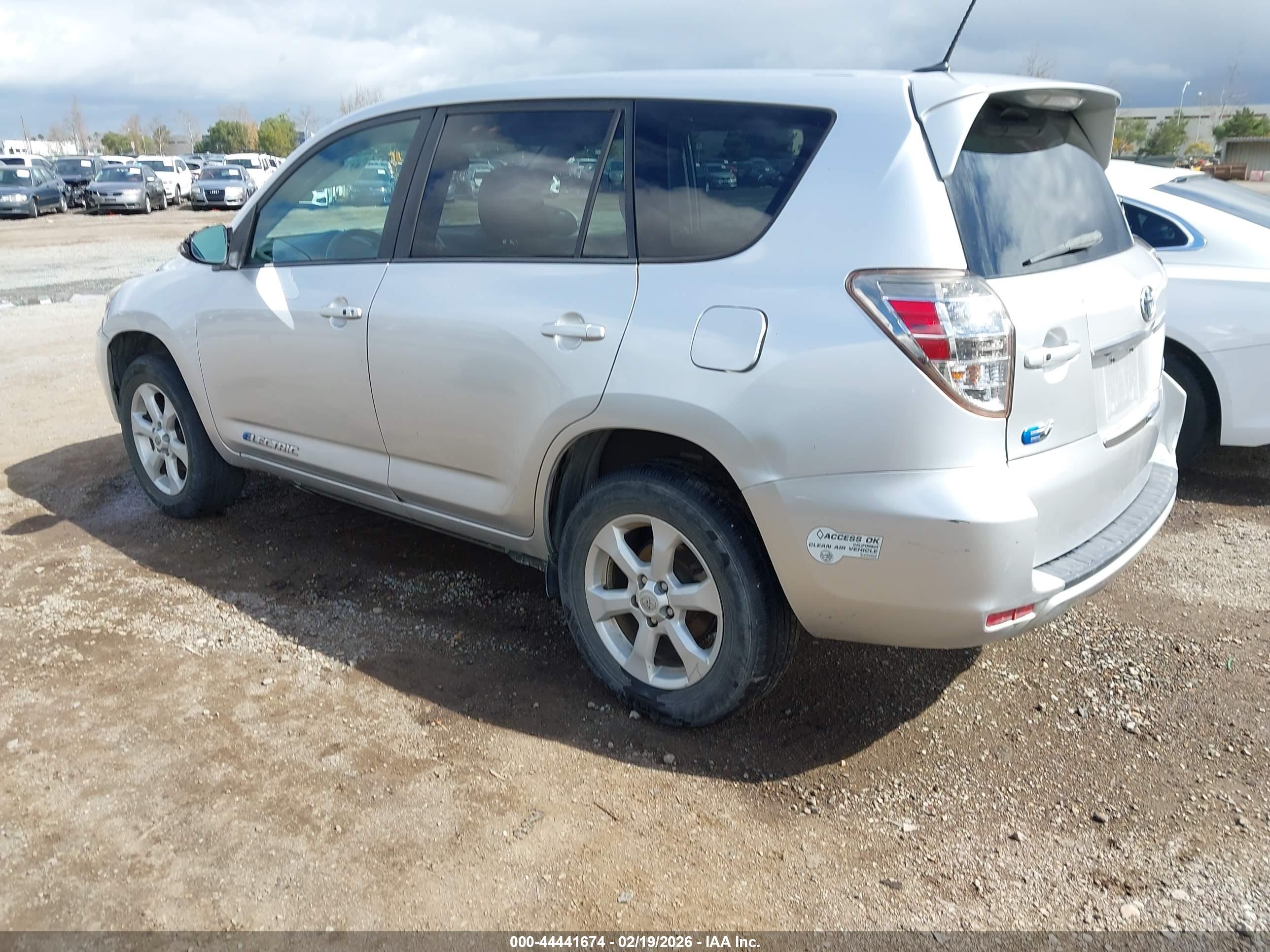 TOYOTA RAV4 image 3