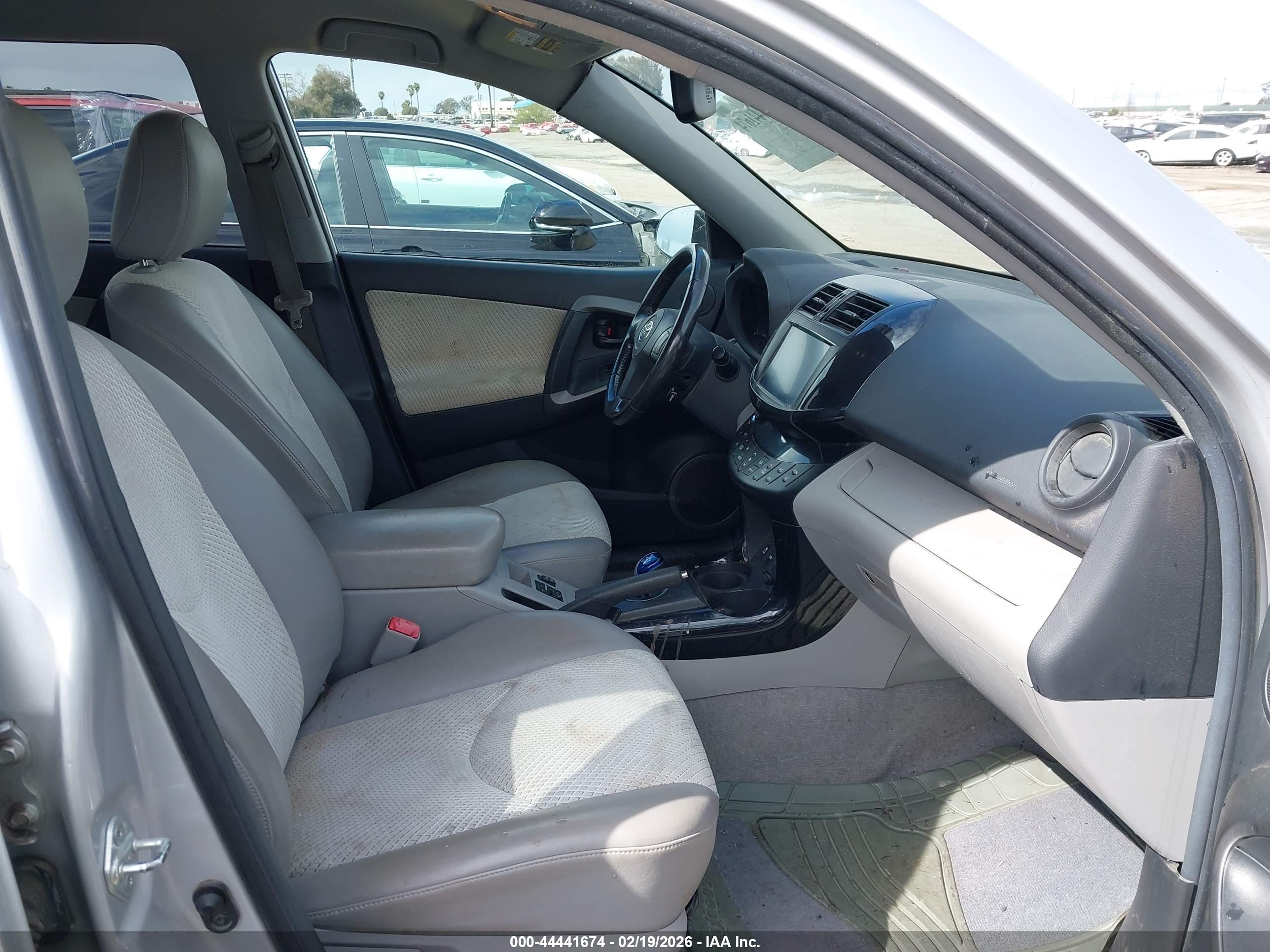 TOYOTA RAV4 image 5