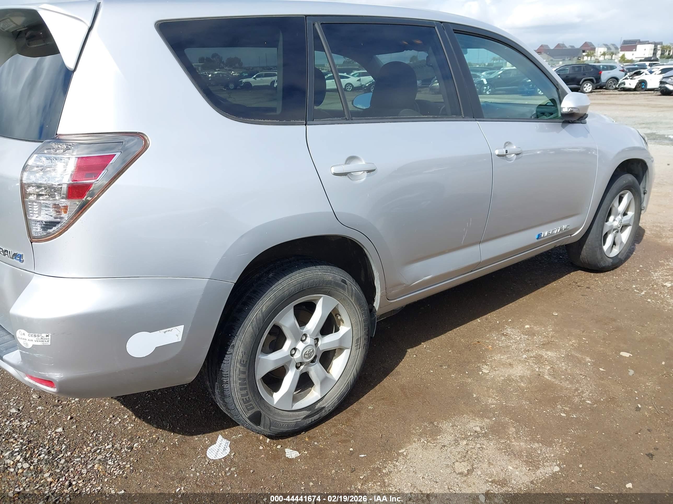 TOYOTA RAV4 image 6