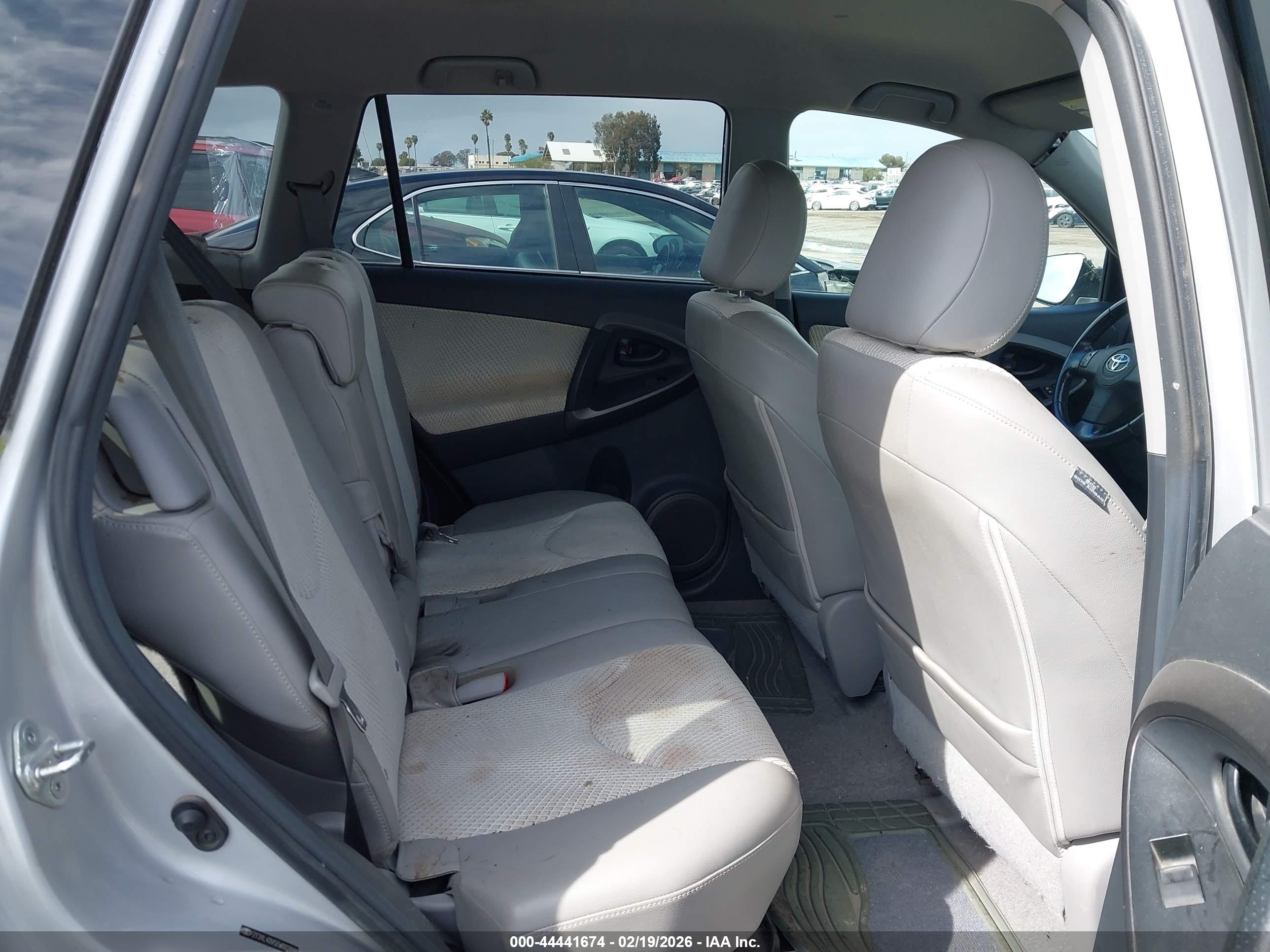 TOYOTA RAV4 image 8