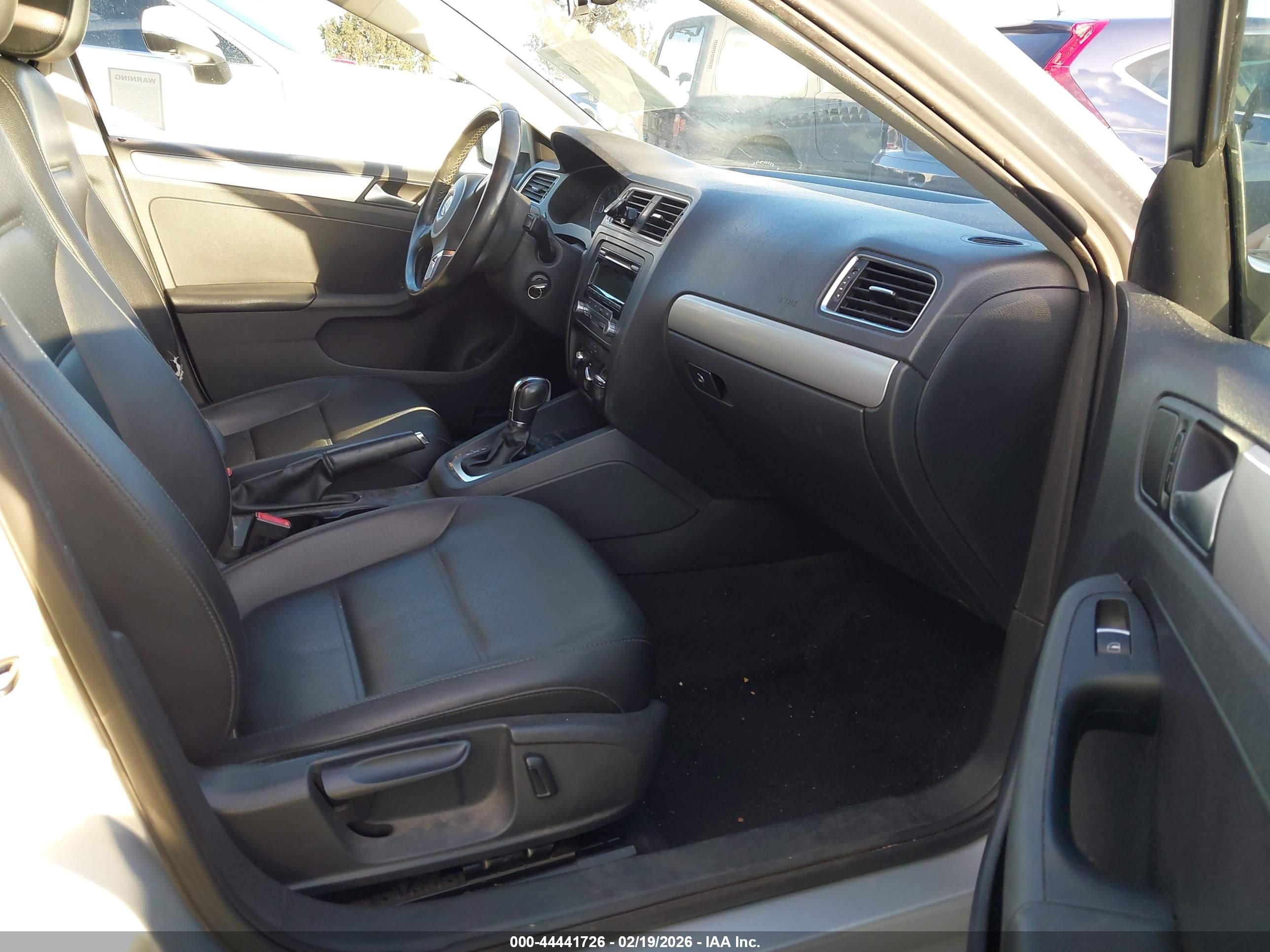 VOLKSWAGEN JETTA image 5