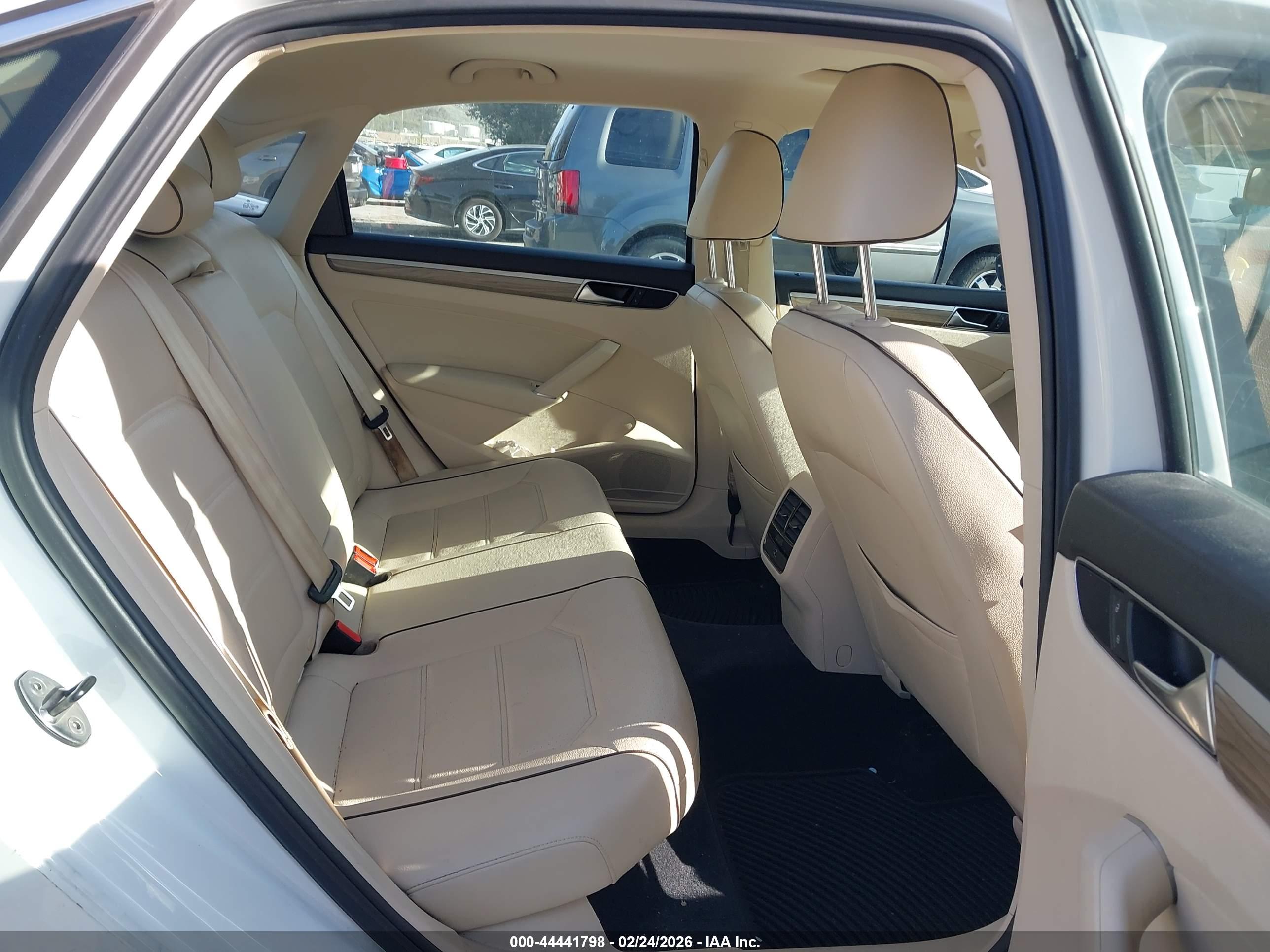 VOLKSWAGEN PASSAT image 8