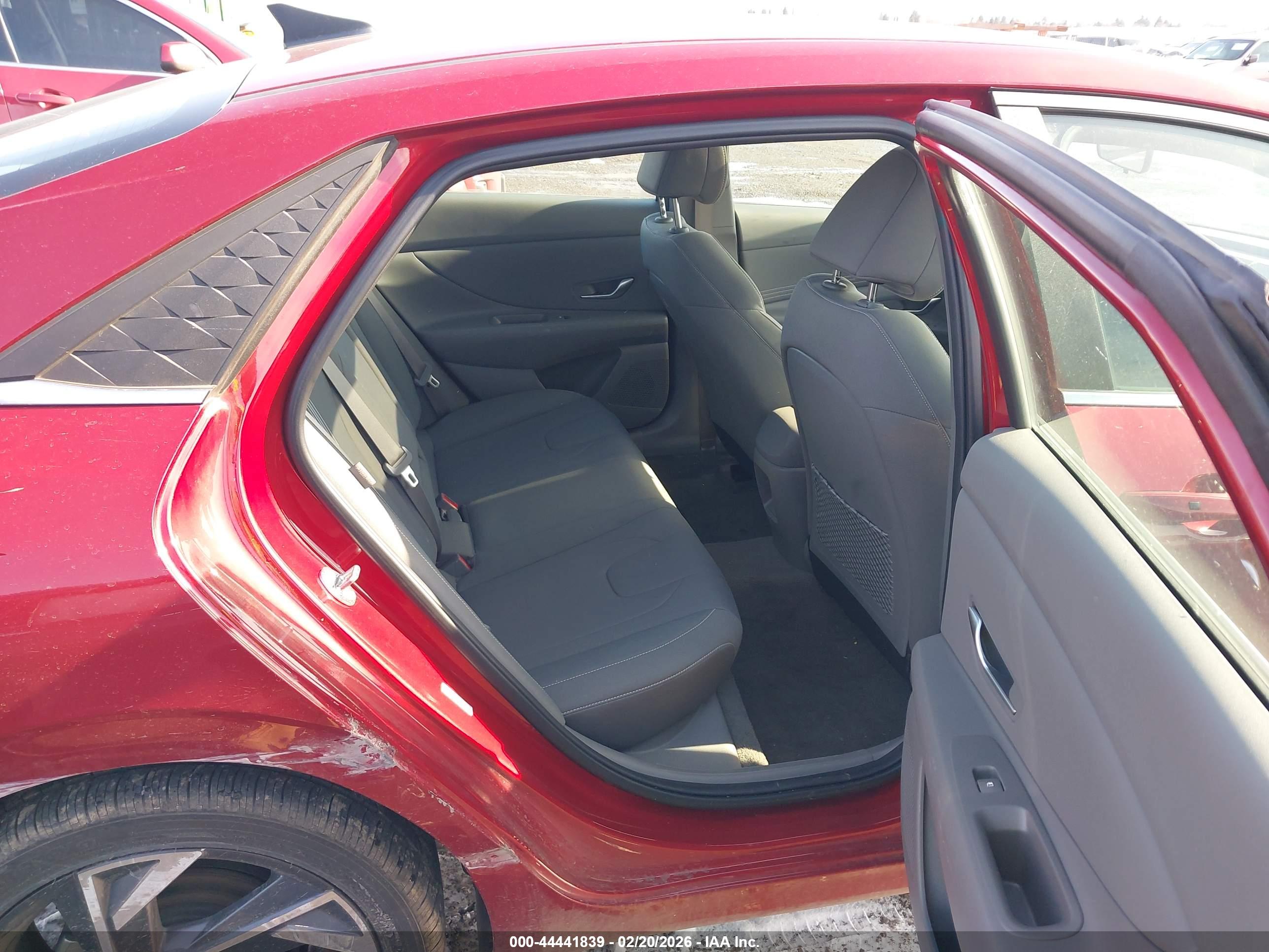 HYUNDAI ELANTRA image 8
