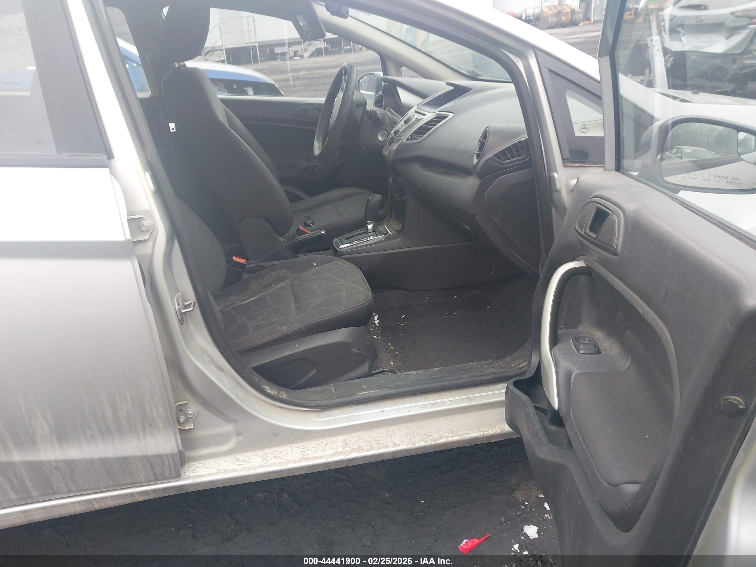 FORD FIESTA image 5