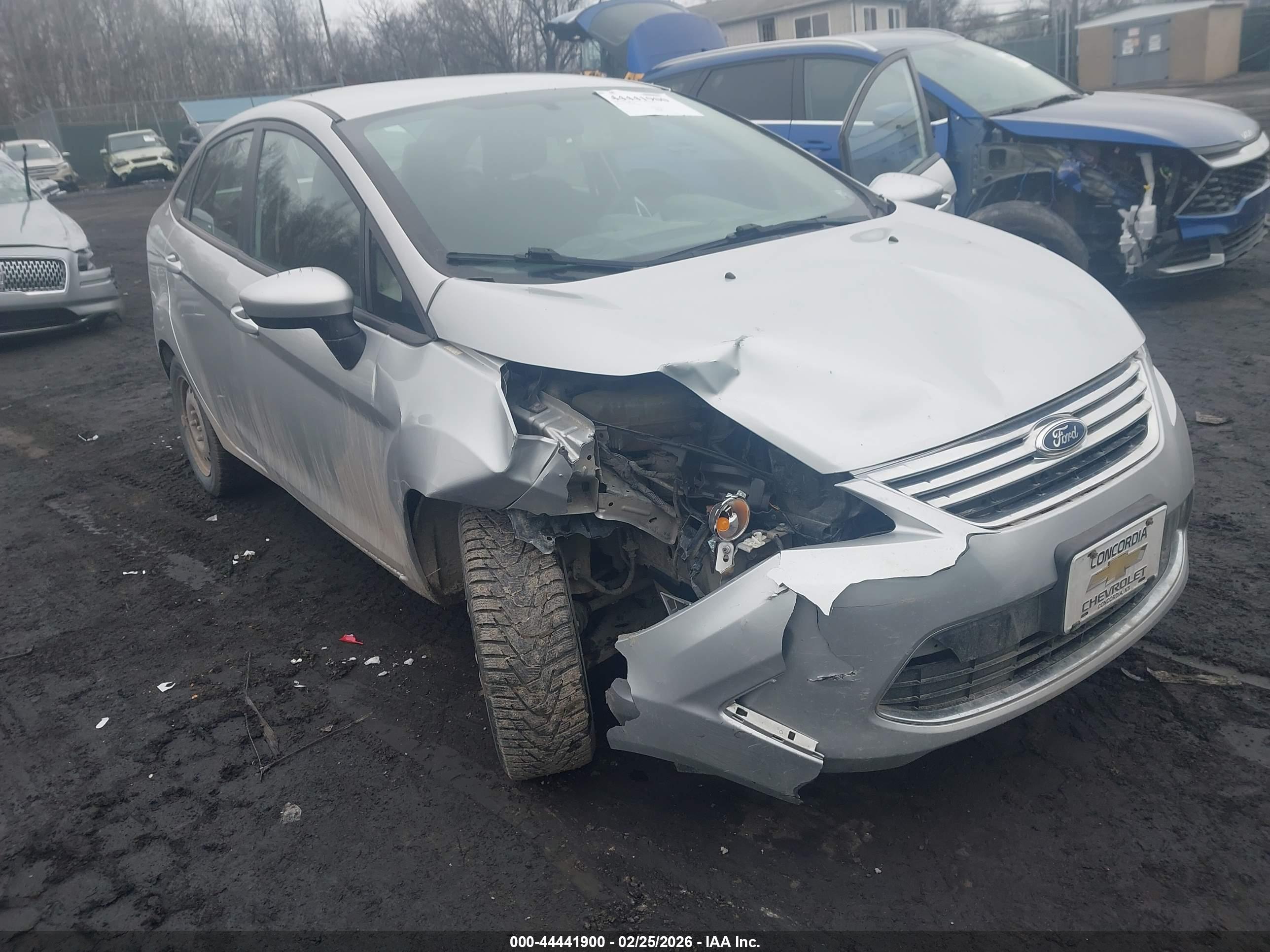 FORD FIESTA image 6