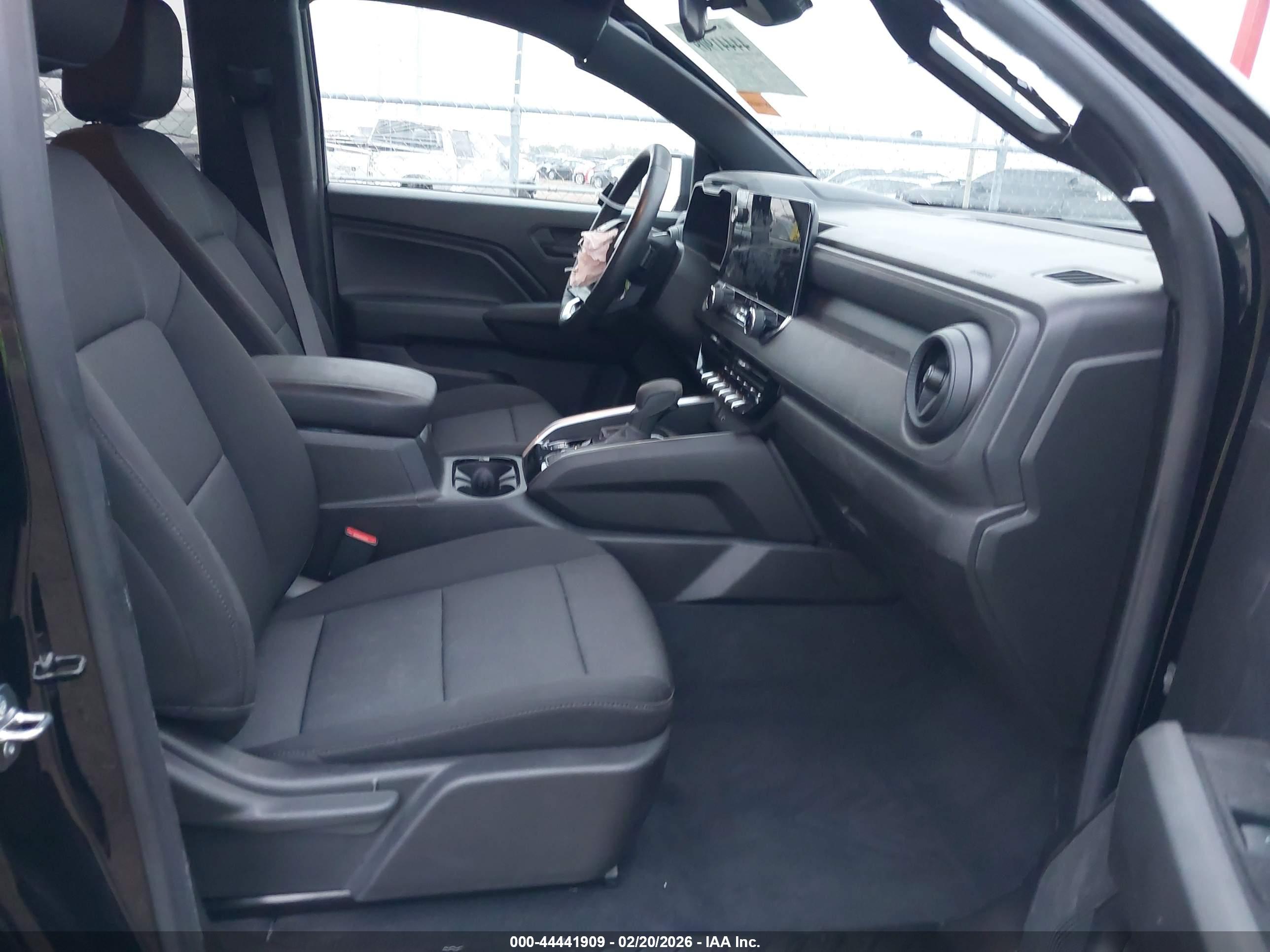 CHEVROLET COLORADO image 5