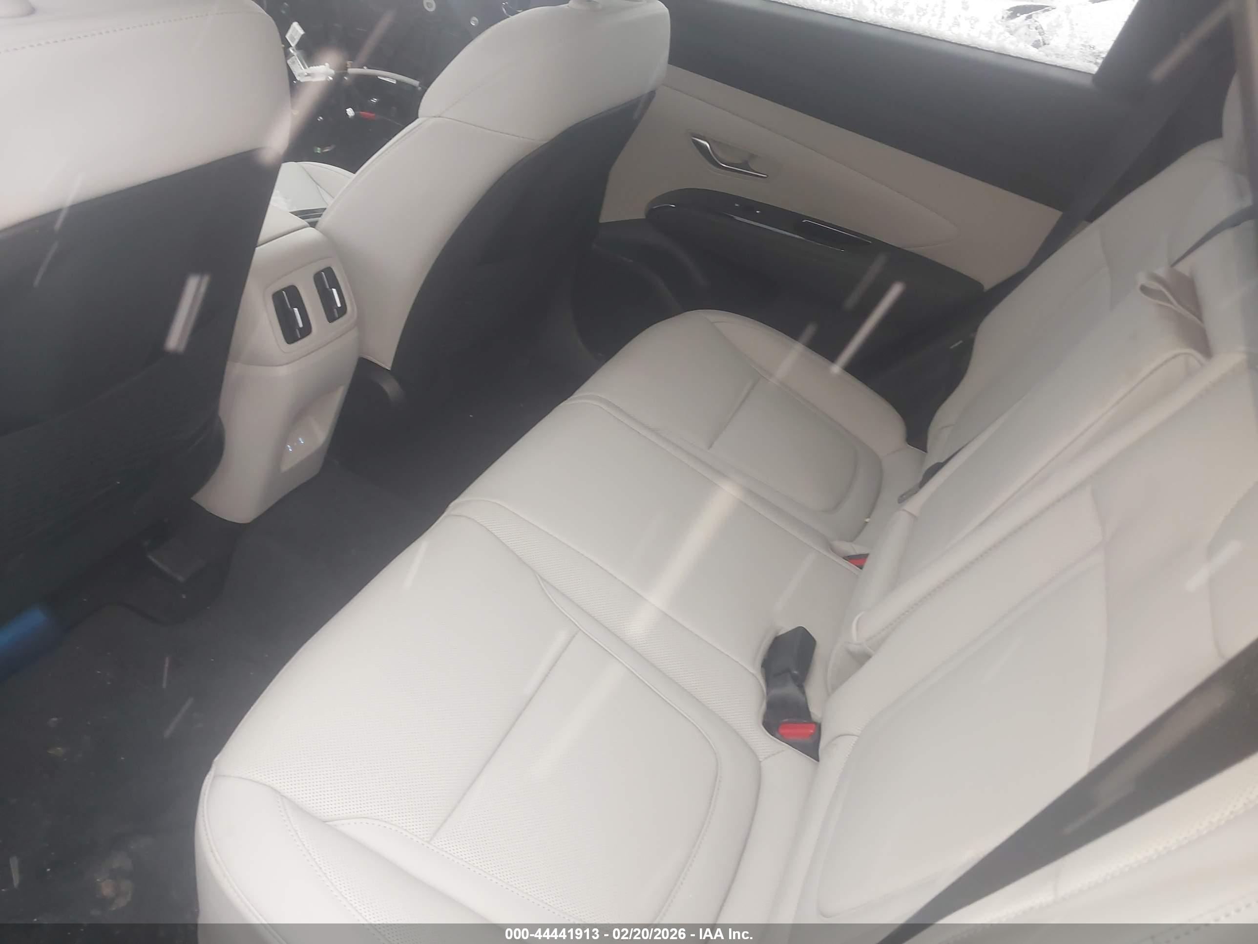 HYUNDAI TUCSON image 8