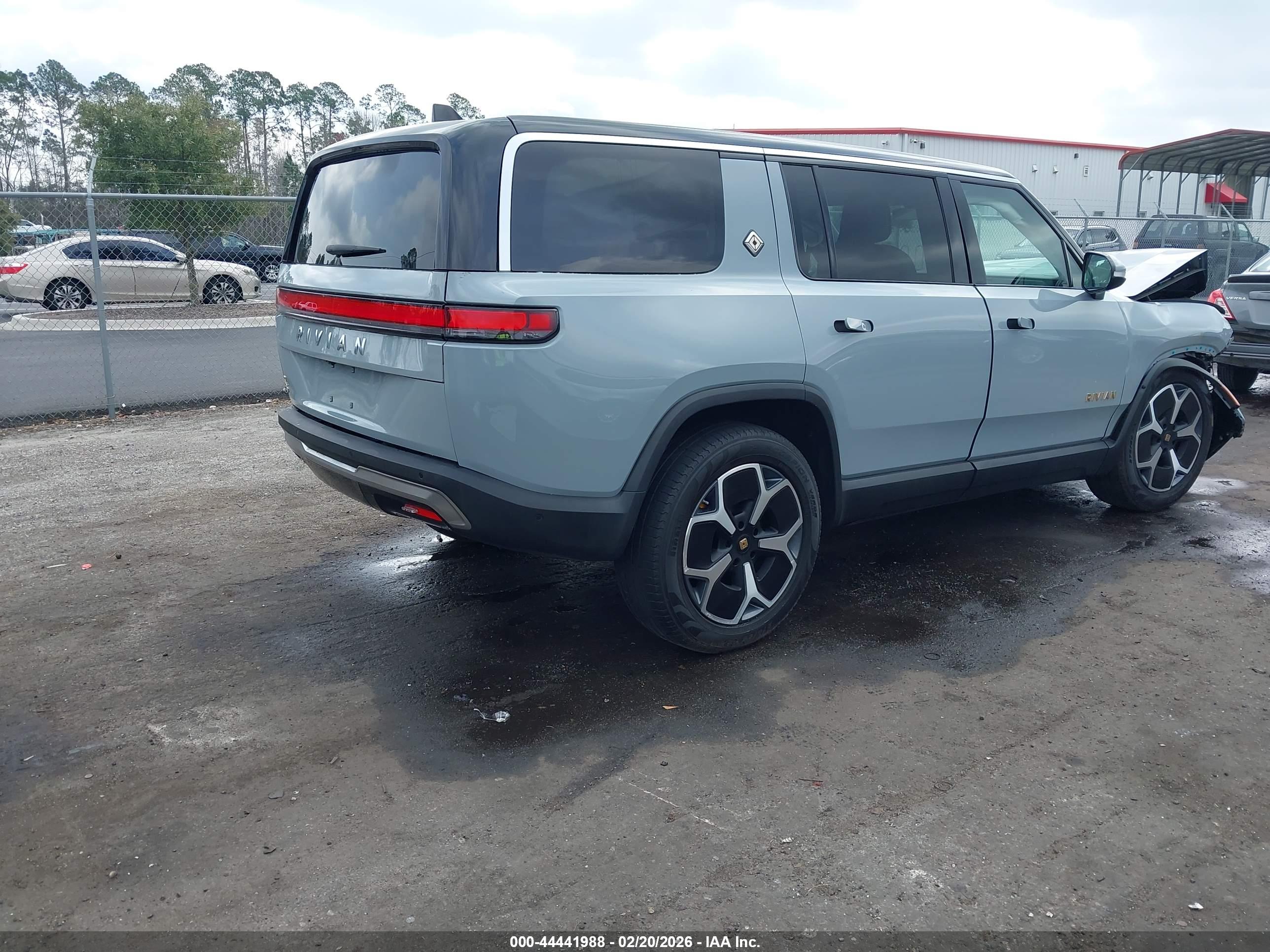 RIVIAN R1S image 4