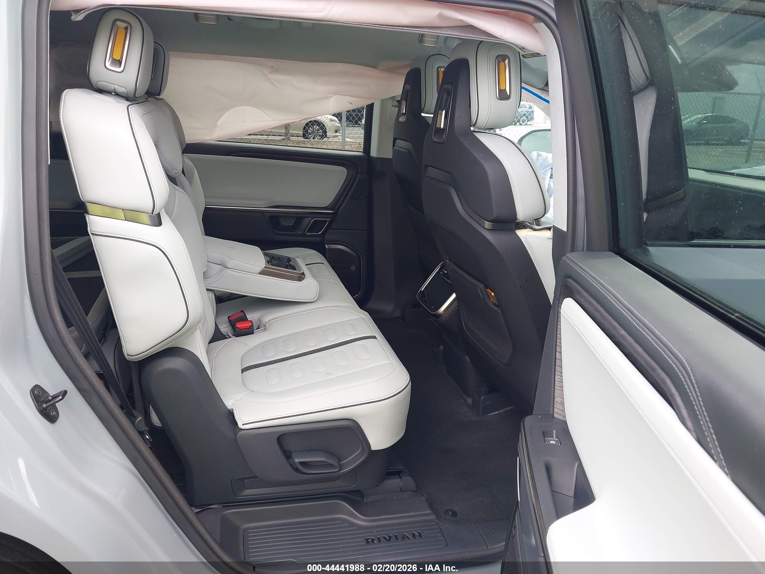 RIVIAN R1S image 8