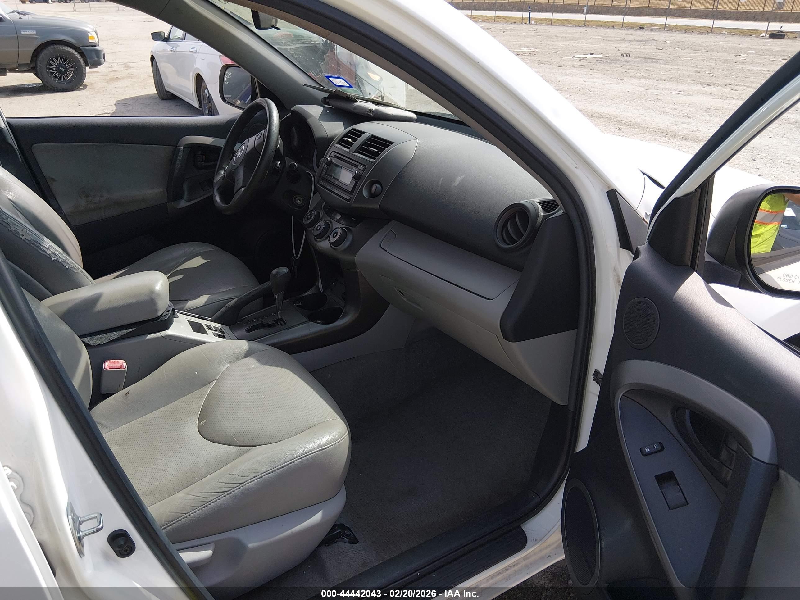 TOYOTA RAV4 image 5