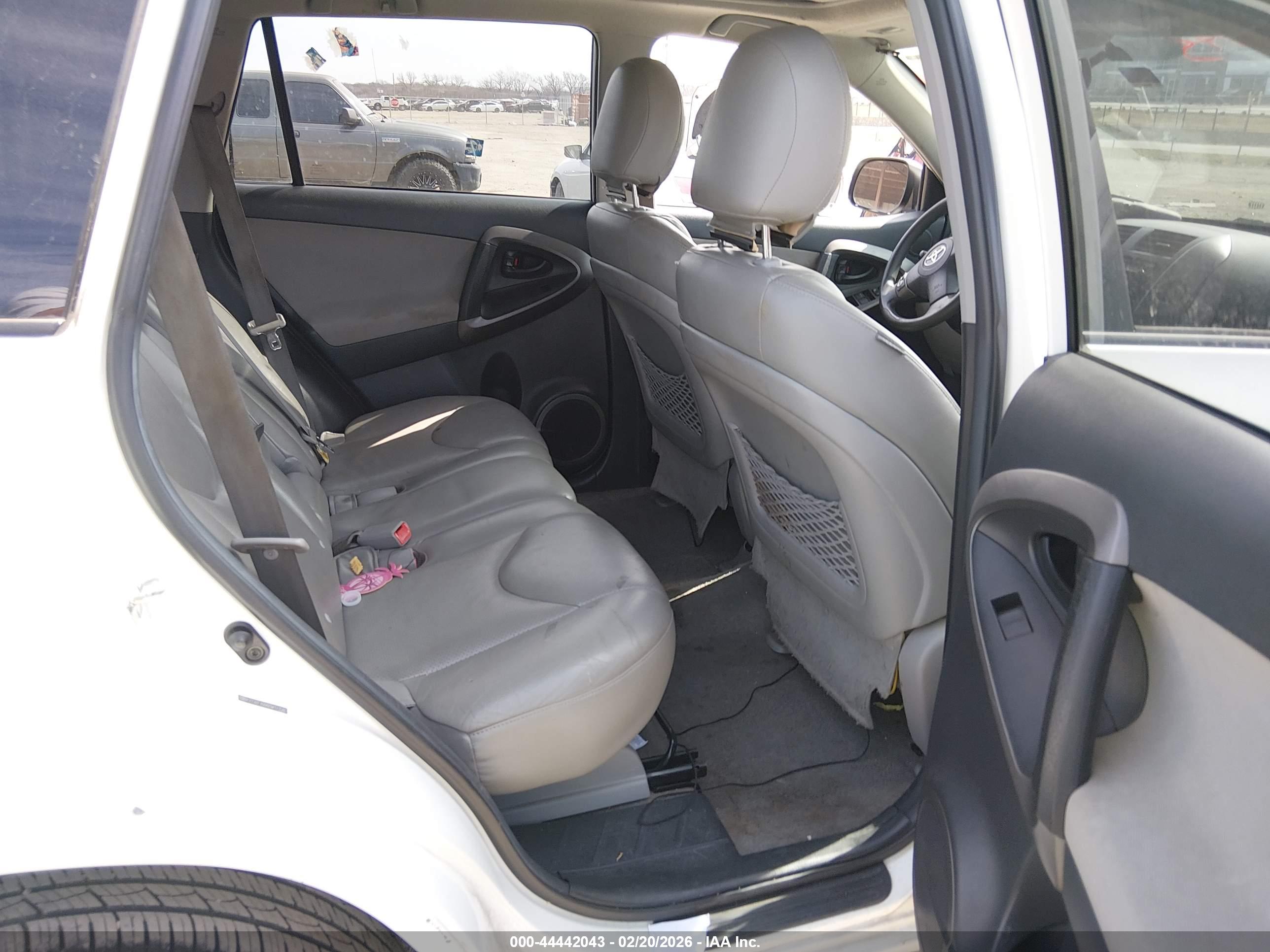 TOYOTA RAV4 image 8