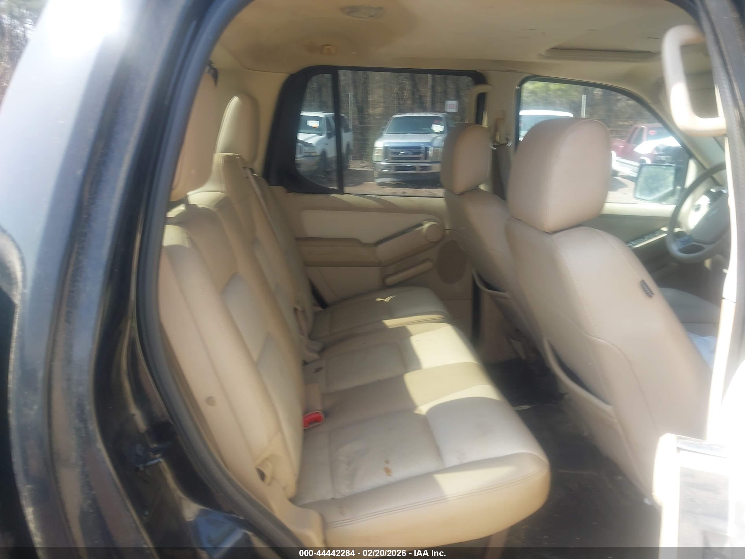 FORD EXPLORER image 8