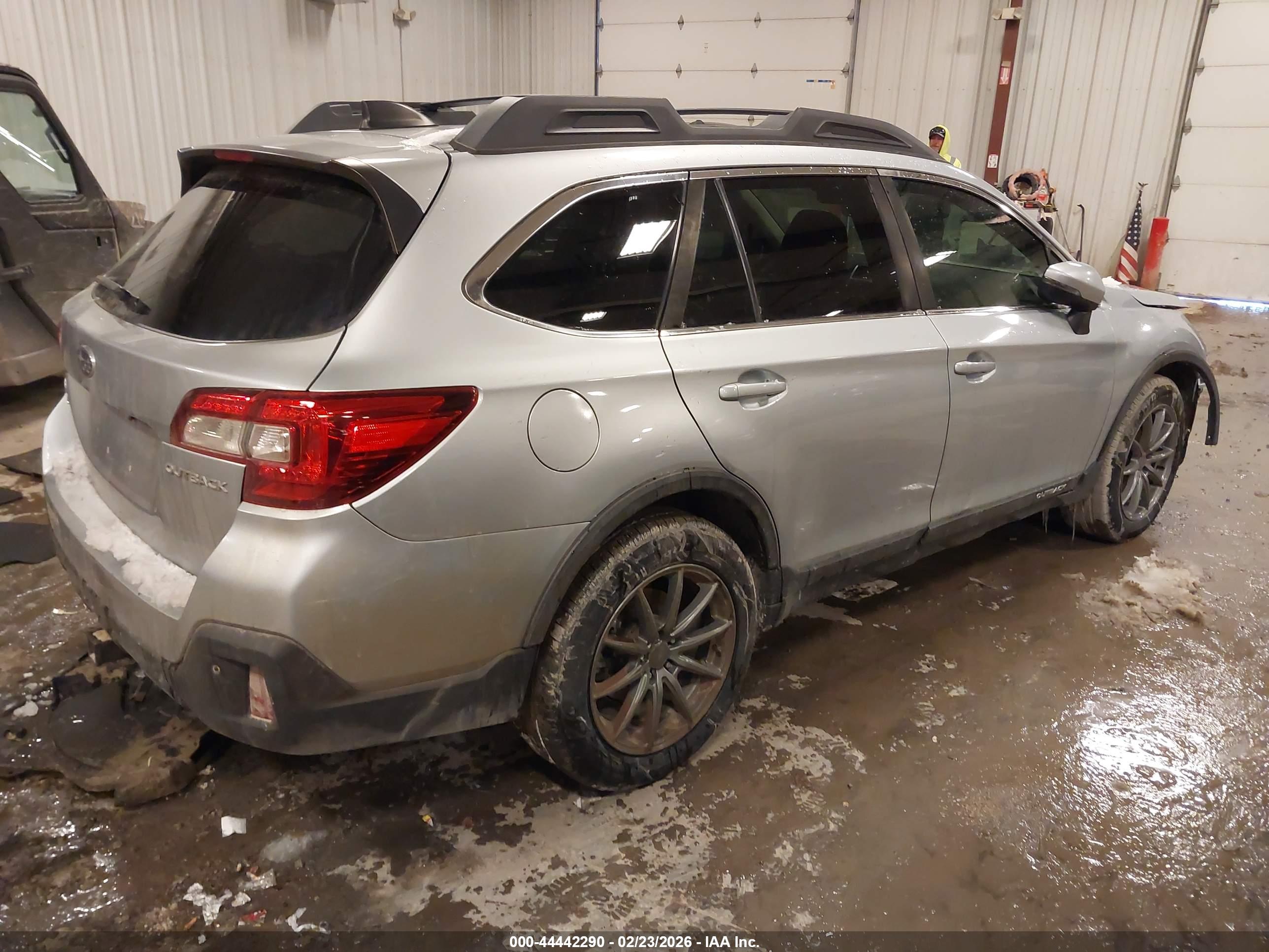 SUBARU OUTBACK image 4