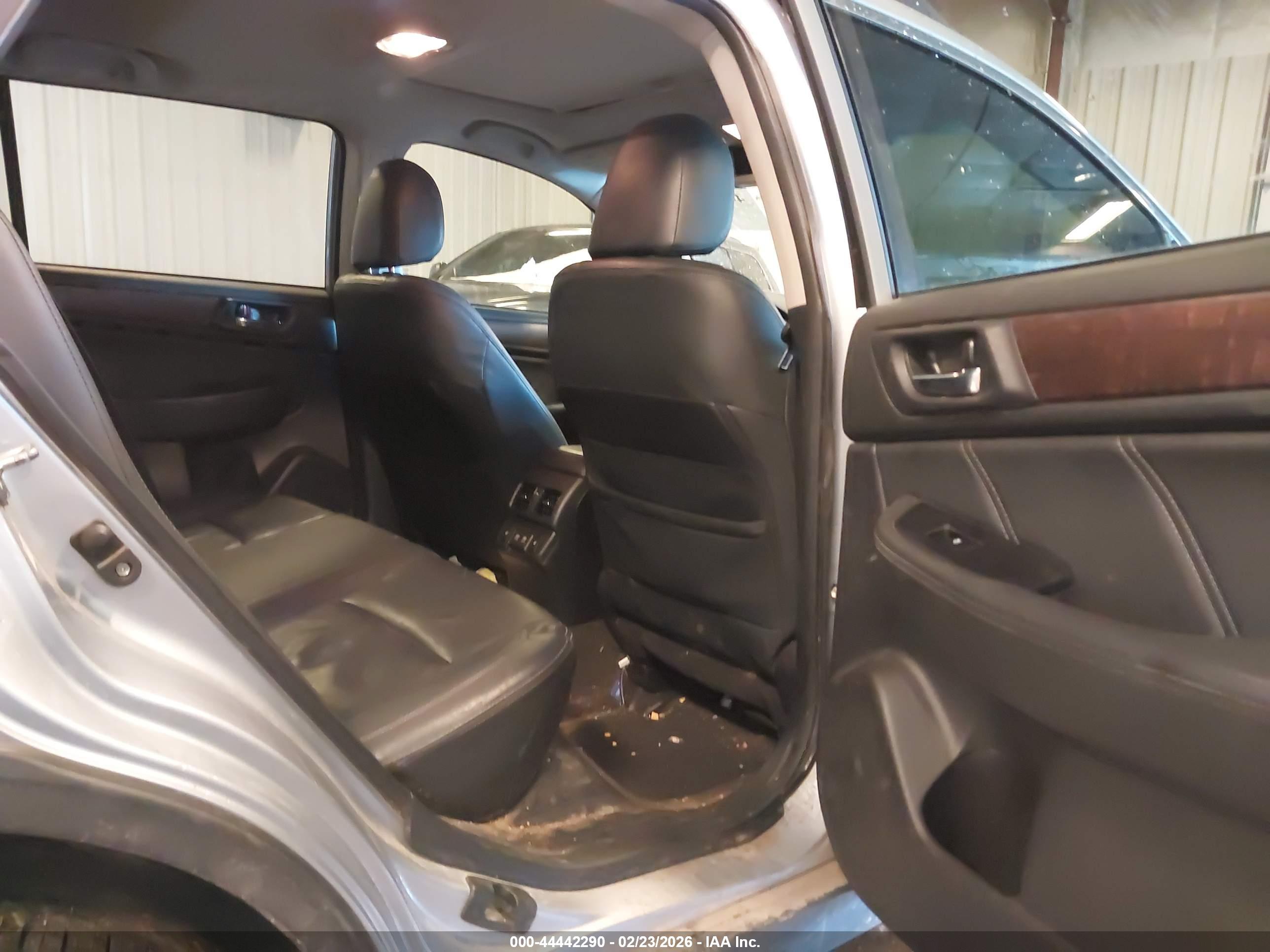 SUBARU OUTBACK image 8