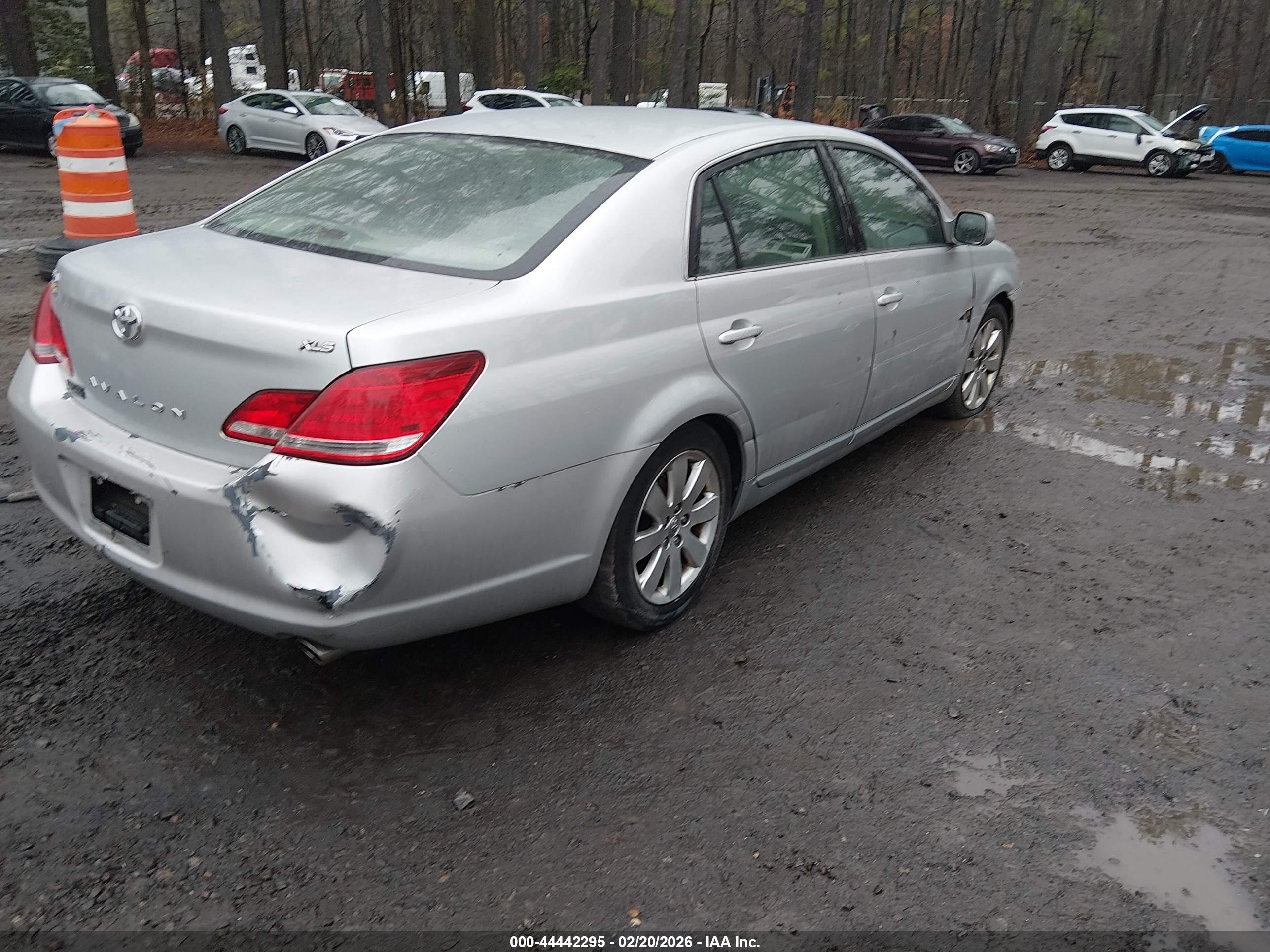 TOYOTA AVALON image 4