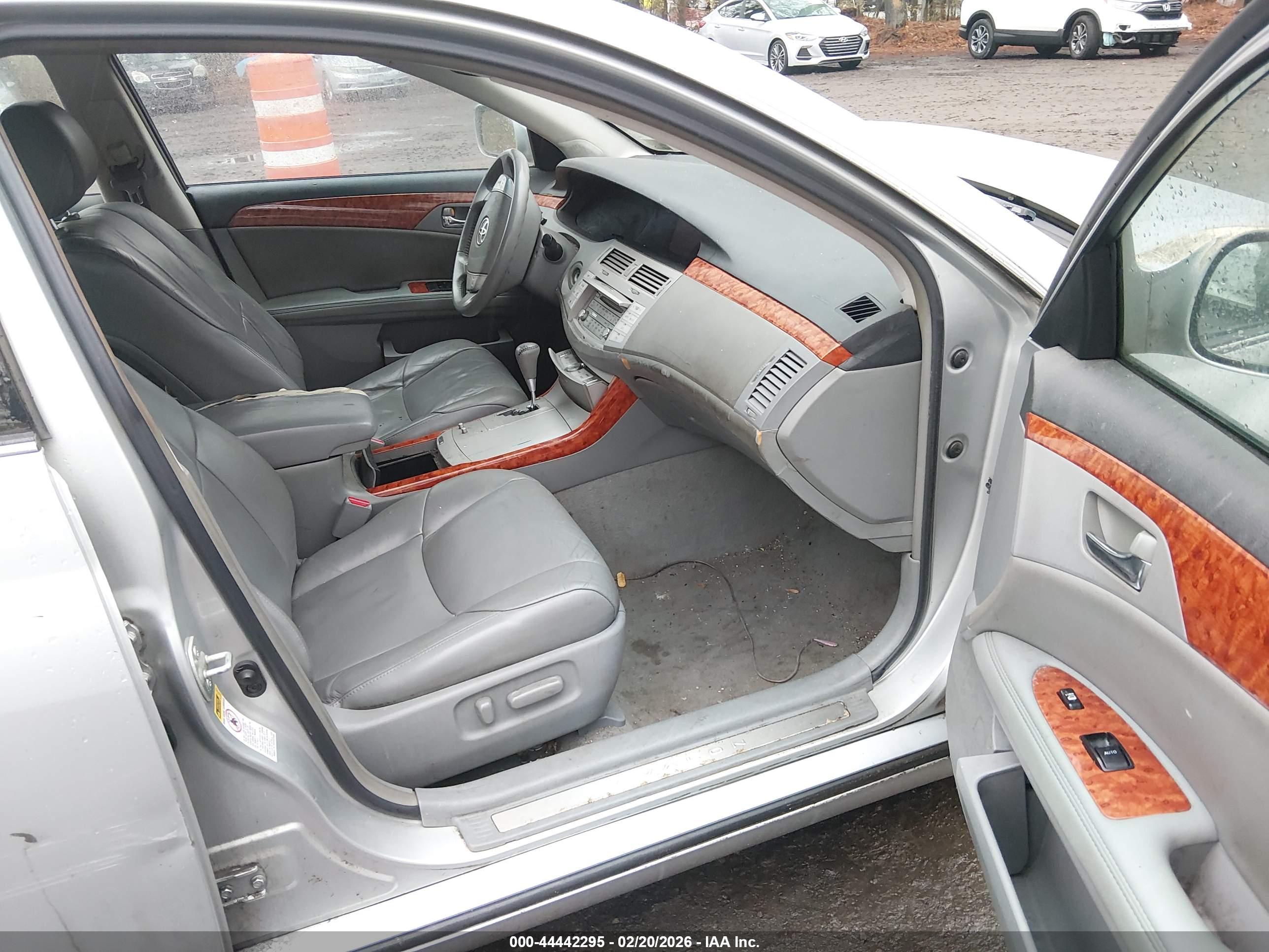 TOYOTA AVALON image 5