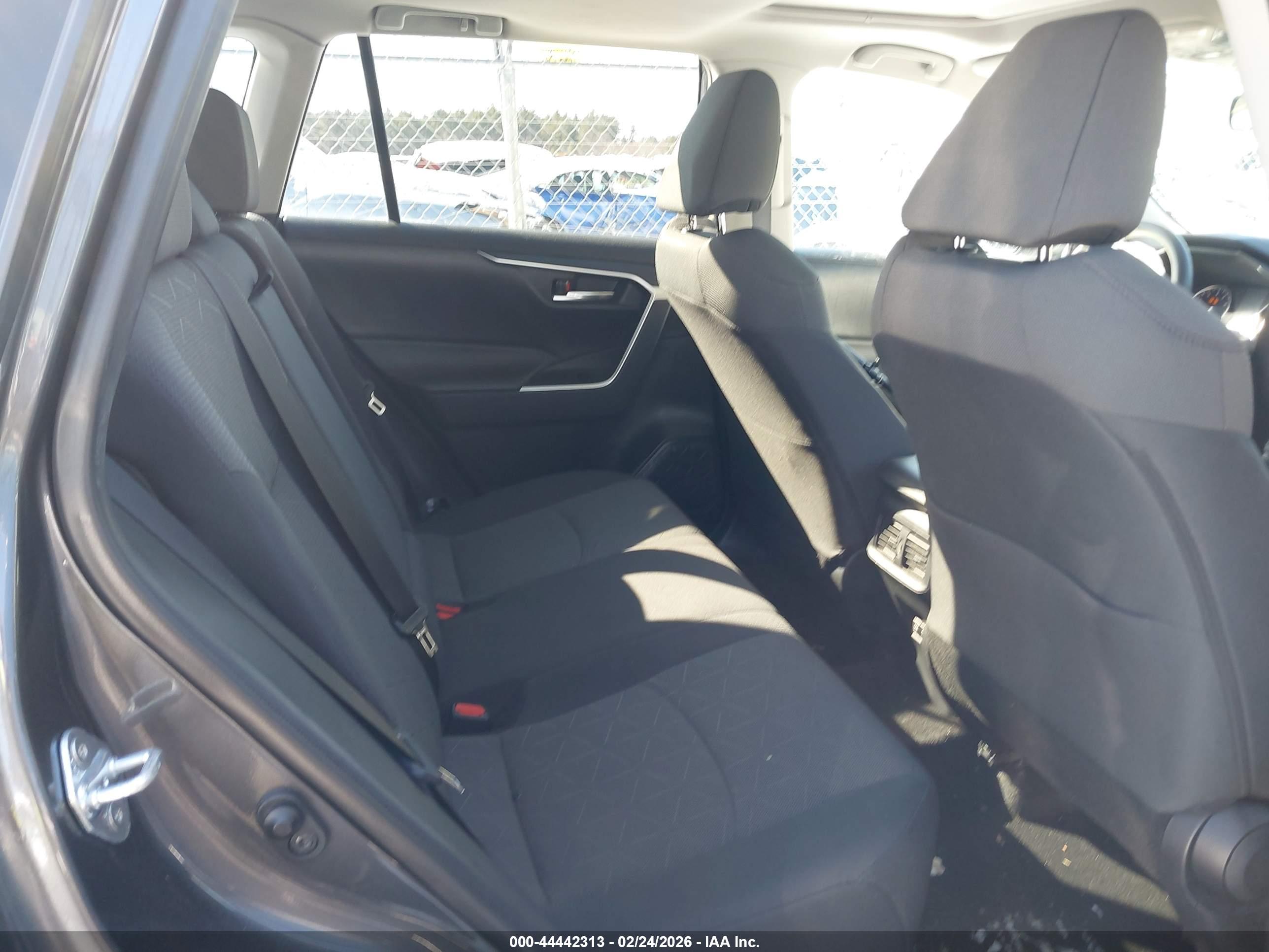 TOYOTA RAV4 image 8