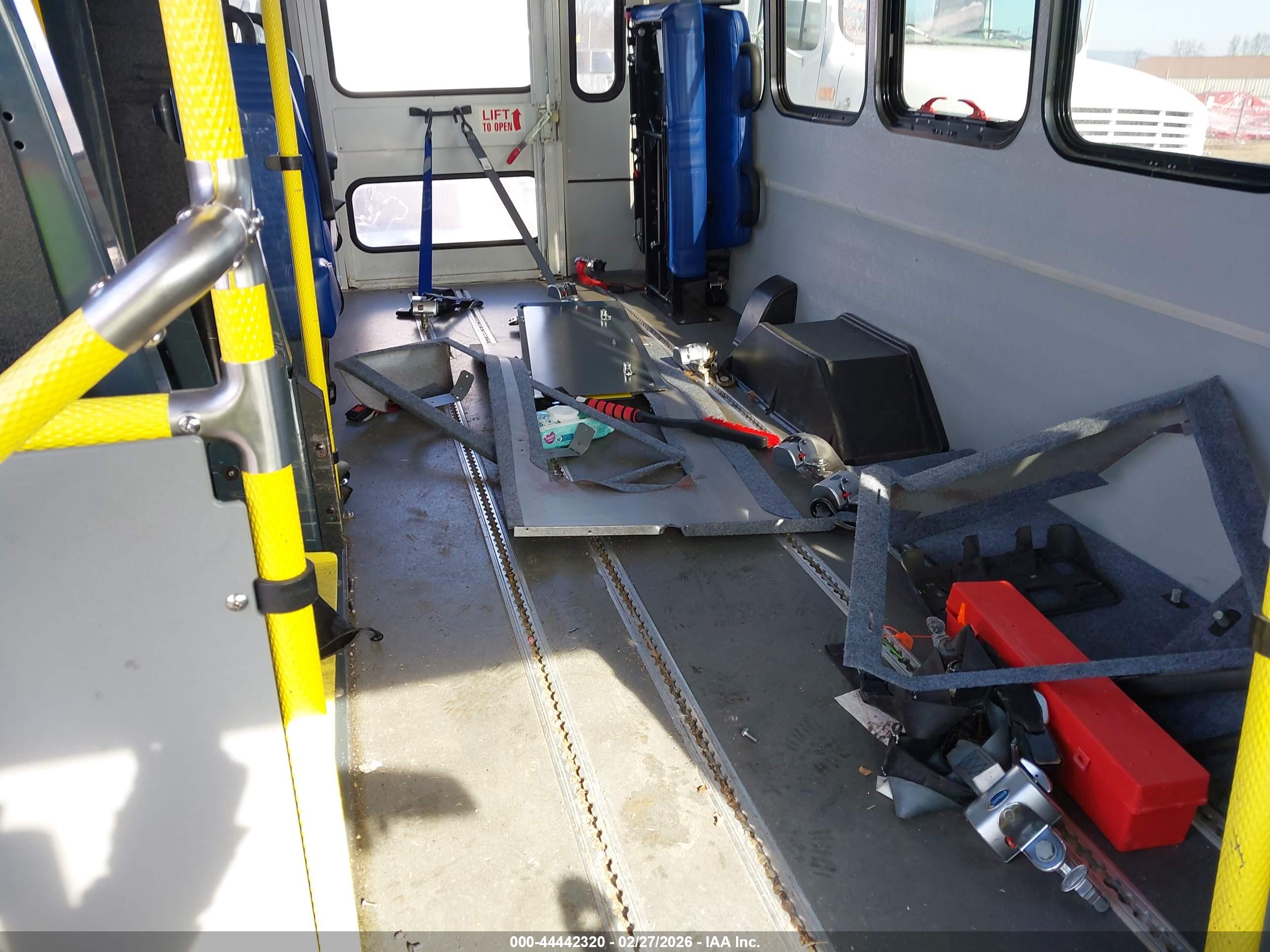 FORD E-350 image 7