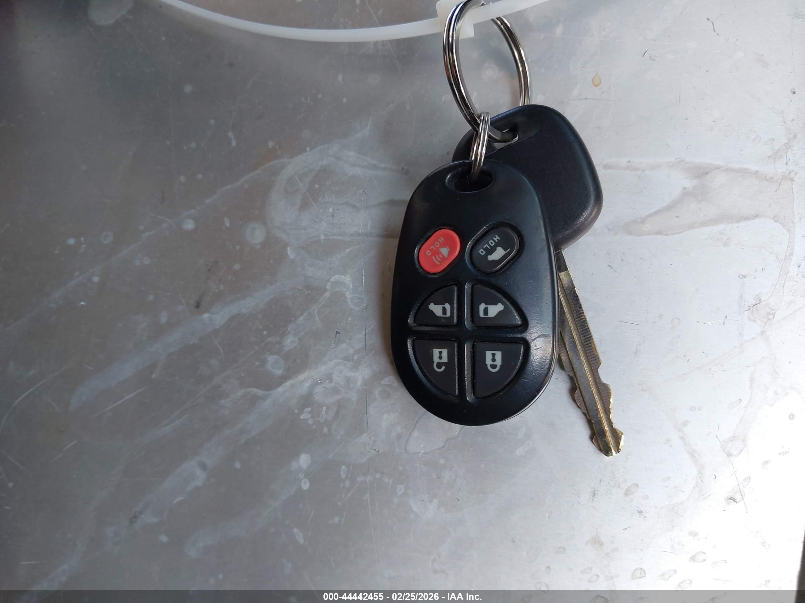 TOYOTA SIENNA image 11