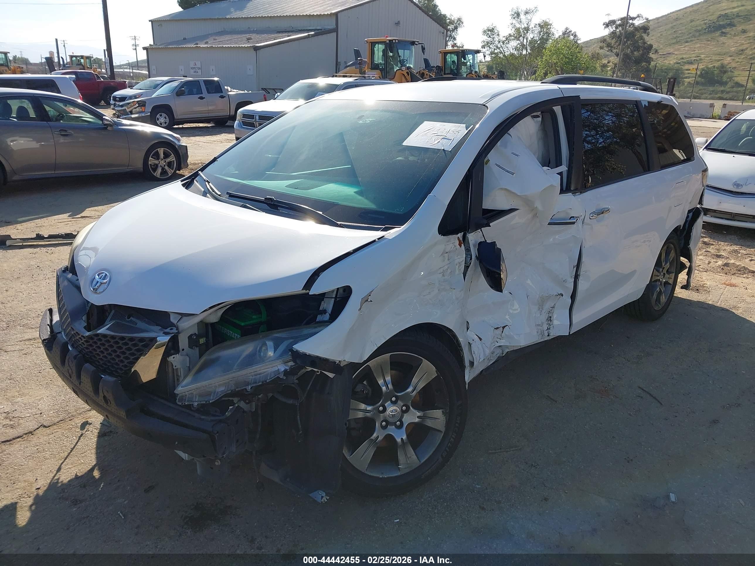TOYOTA SIENNA image 2