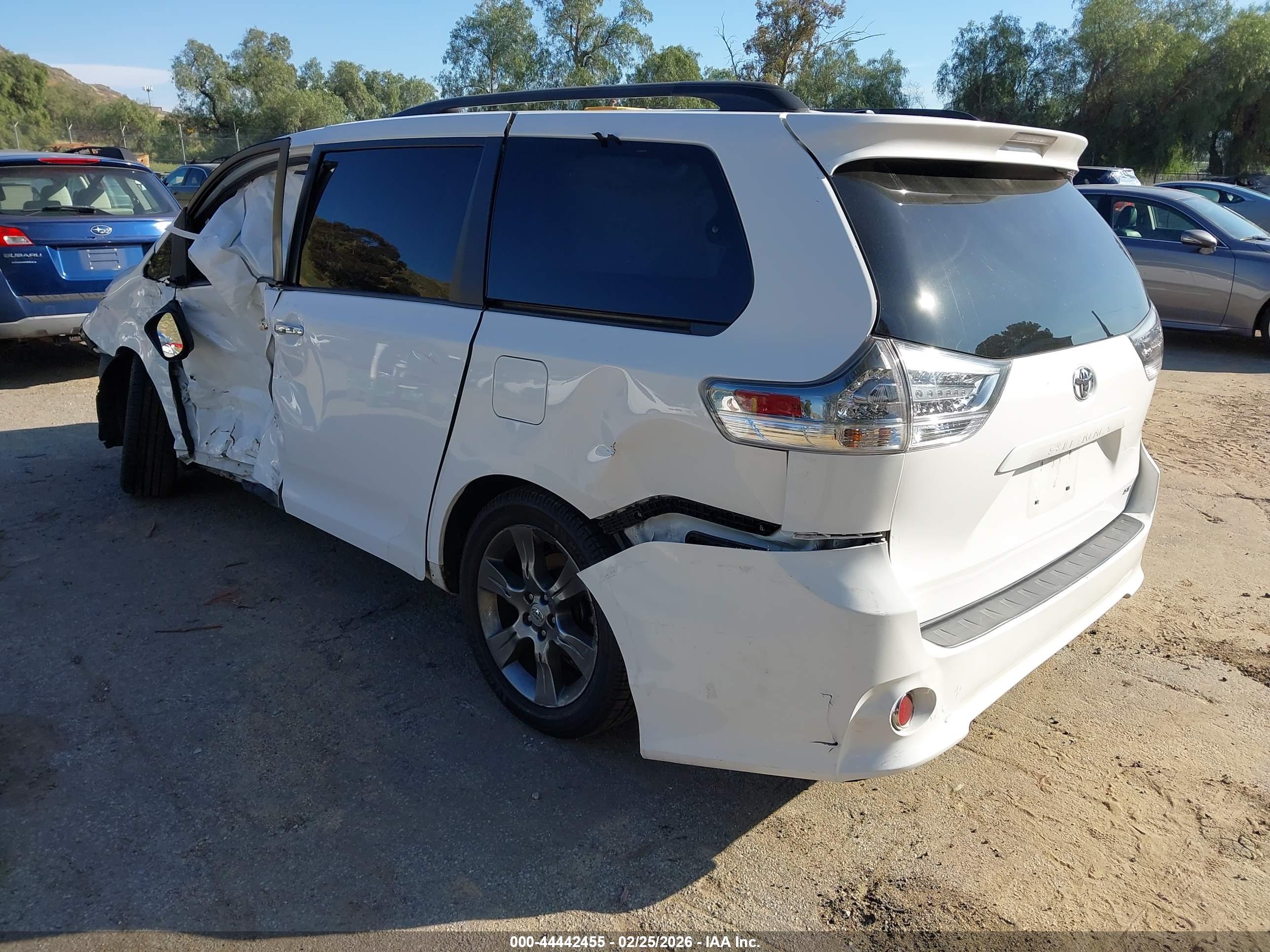 TOYOTA SIENNA image 3