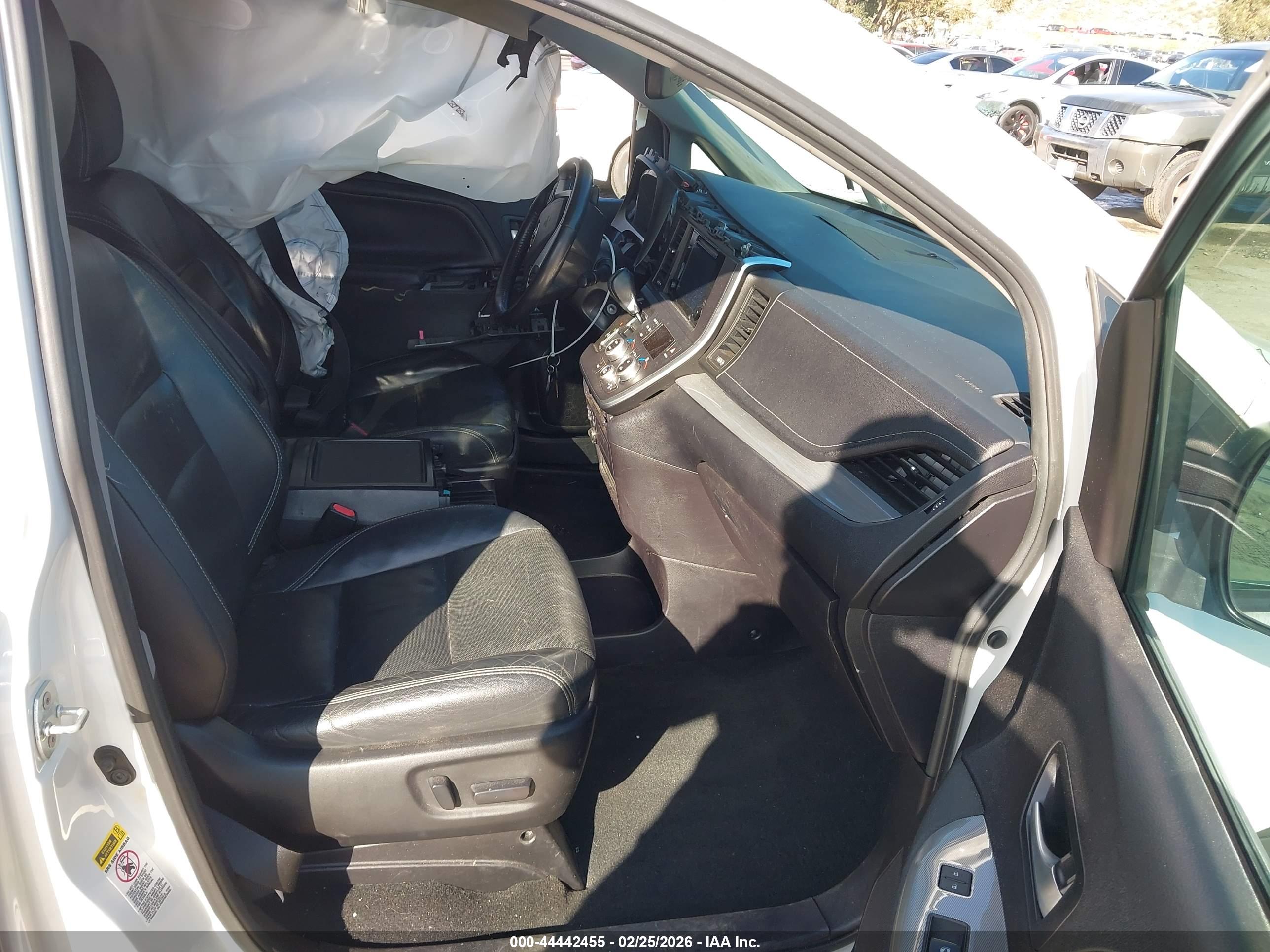 TOYOTA SIENNA image 5