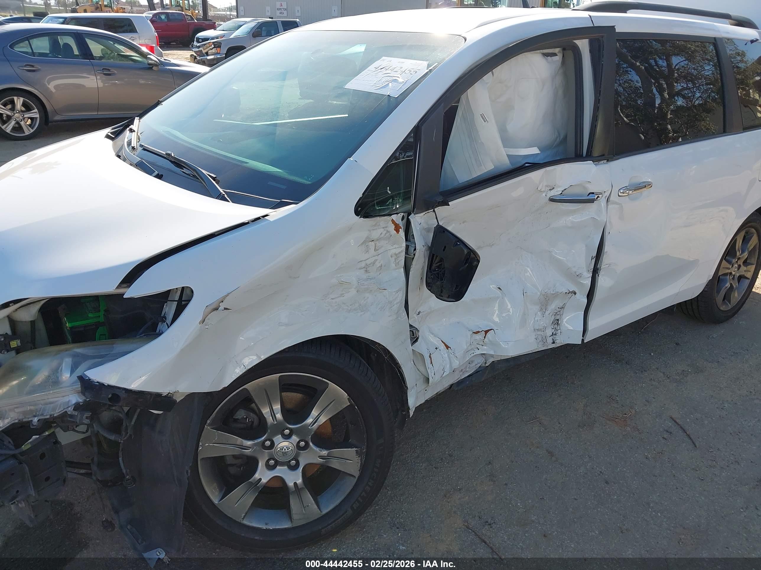 TOYOTA SIENNA image 6