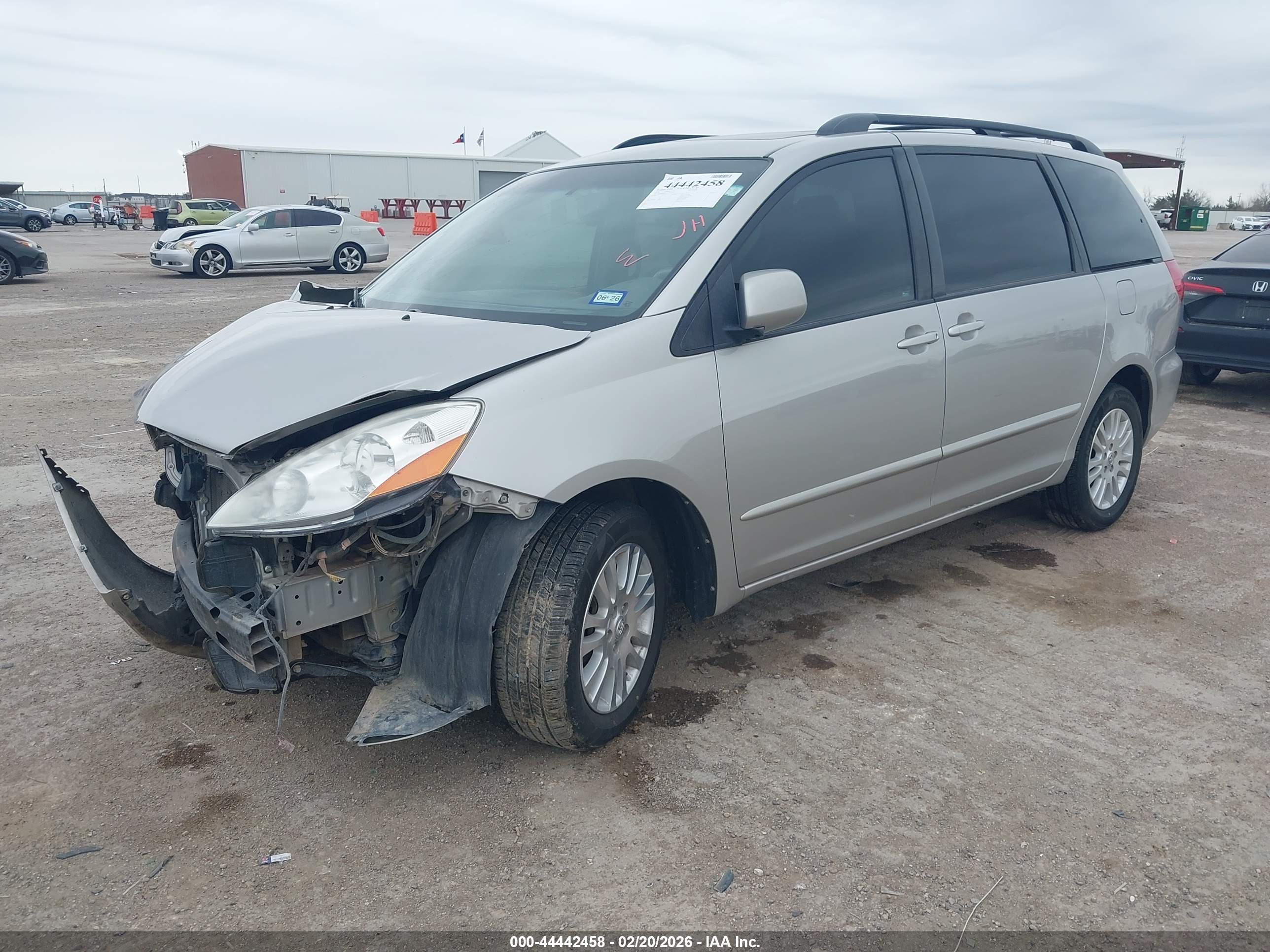 TOYOTA SIENNA image 2