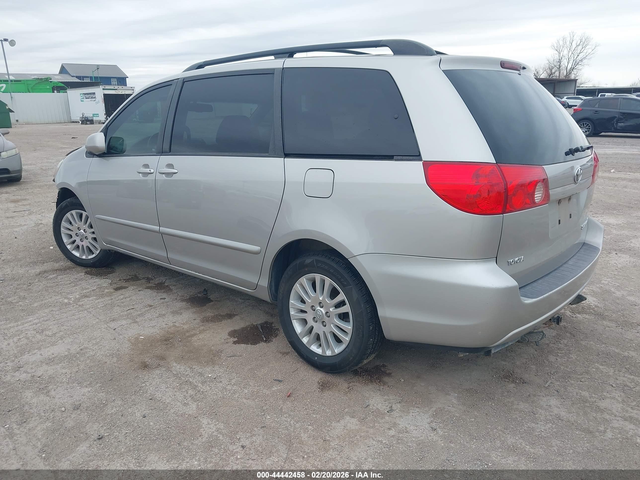 TOYOTA SIENNA image 3