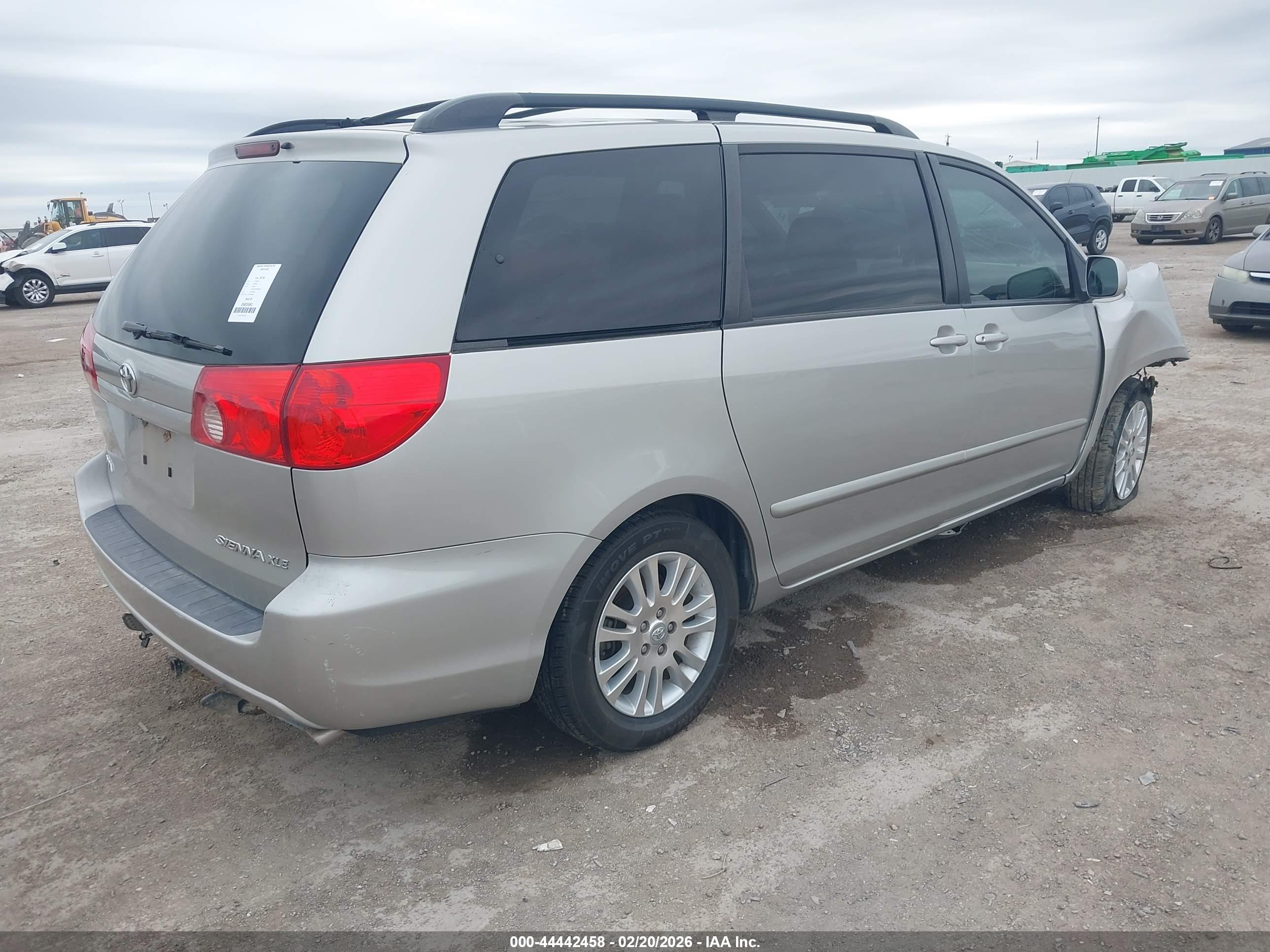 TOYOTA SIENNA image 4