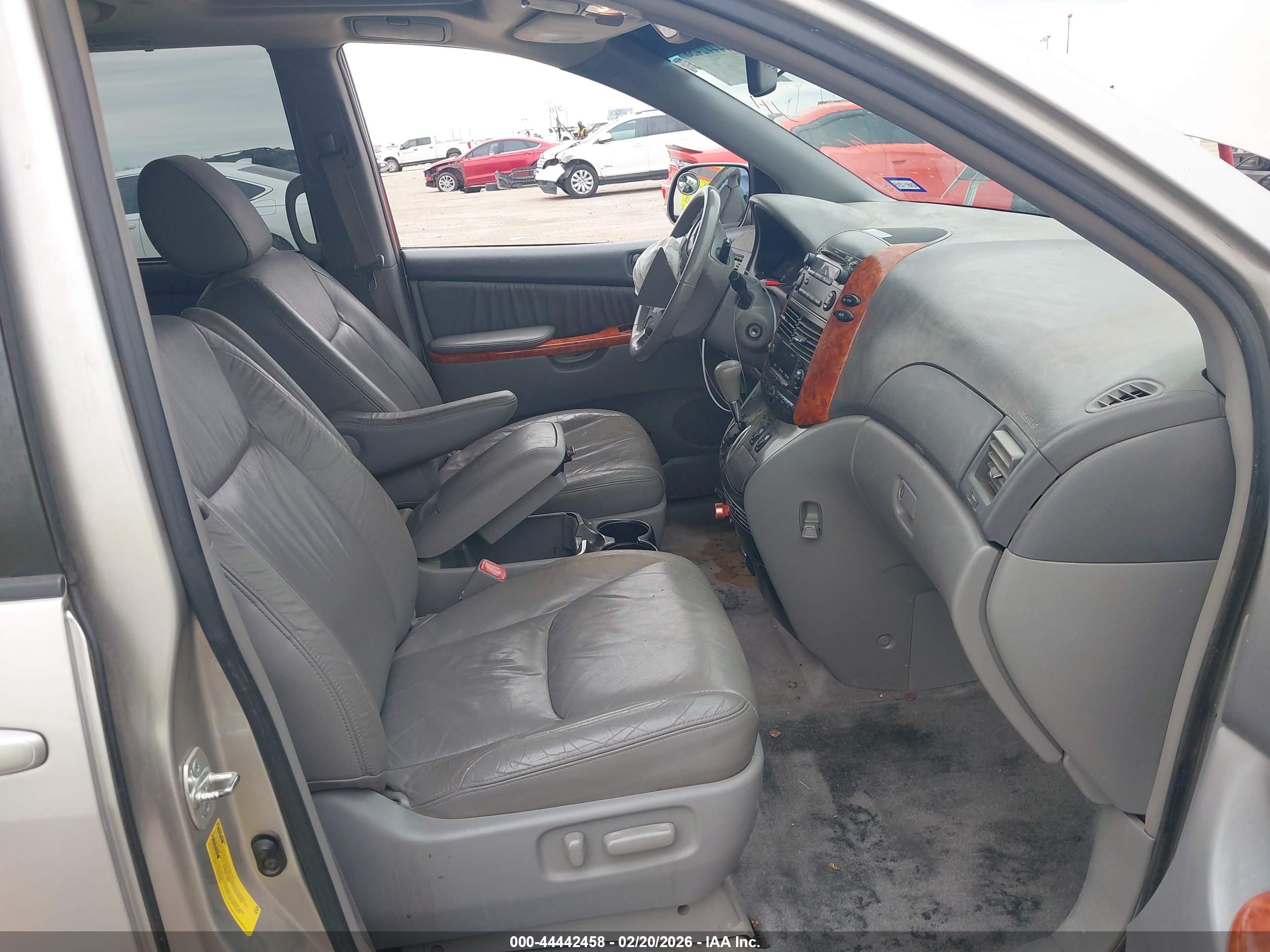 TOYOTA SIENNA image 5