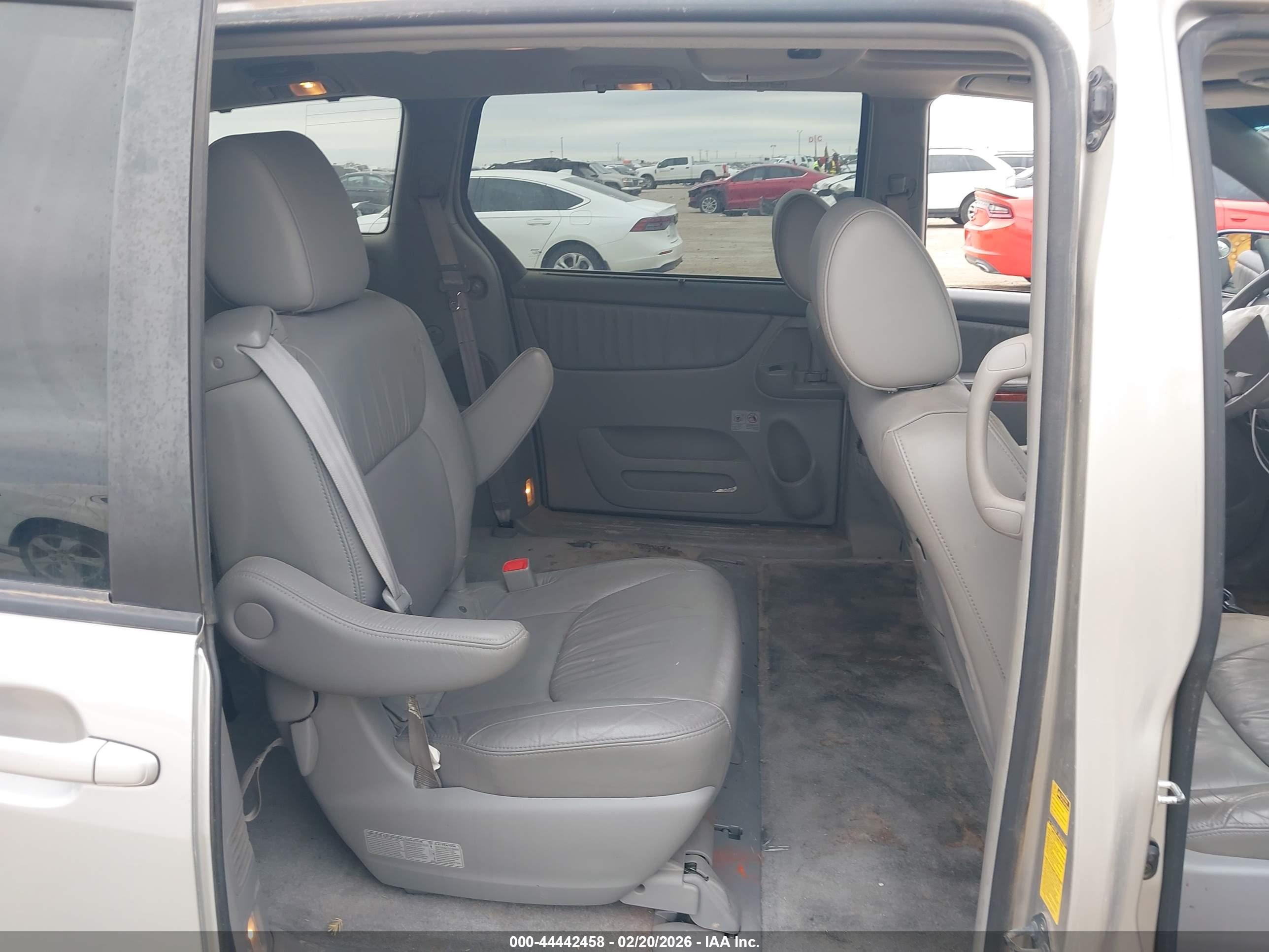 TOYOTA SIENNA image 8