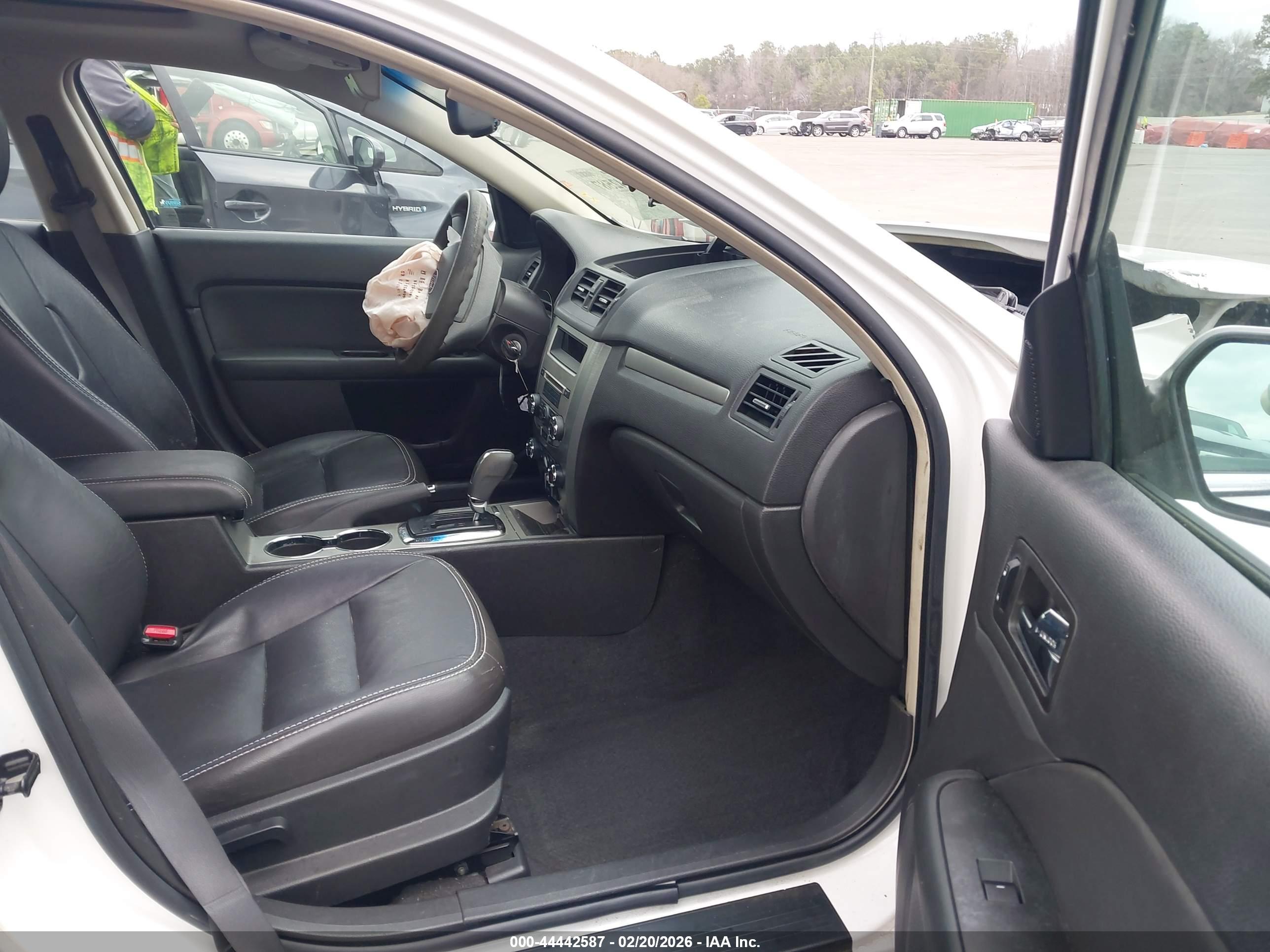 FORD FUSION image 5