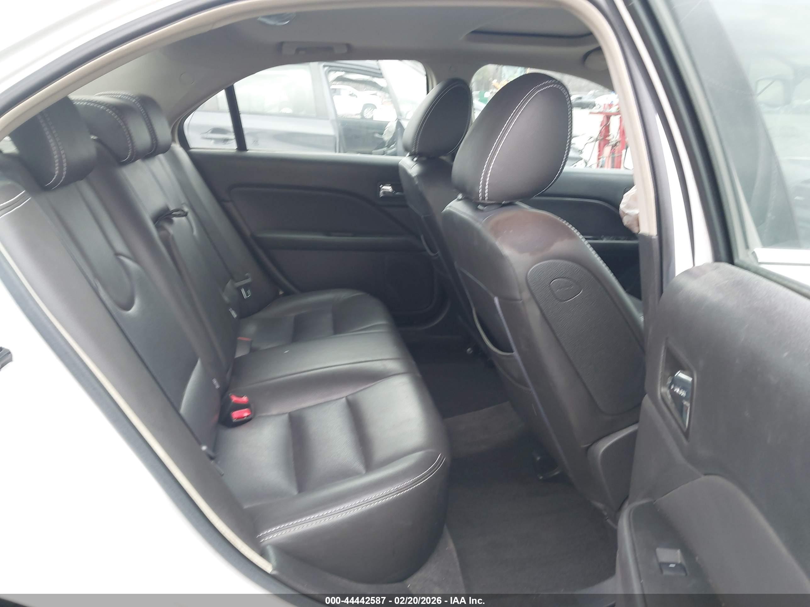 FORD FUSION image 8