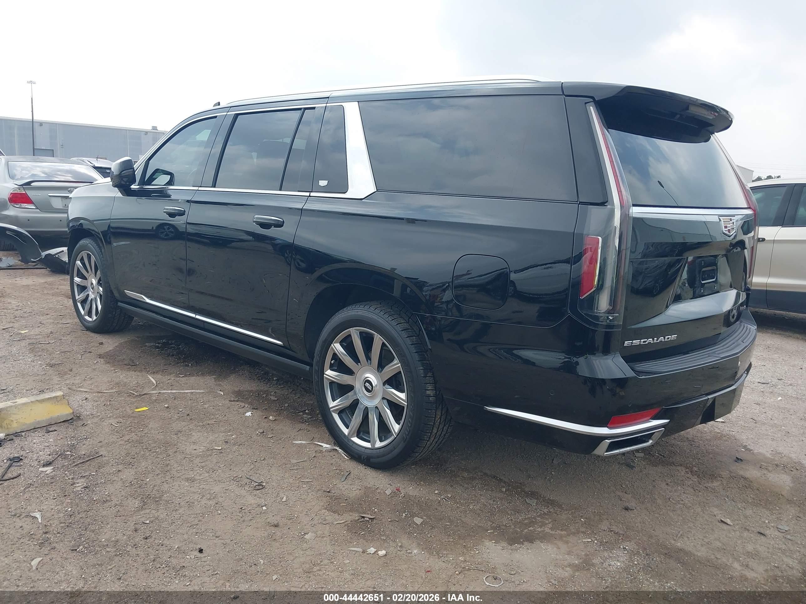 CADILLAC ESCALADE image 3