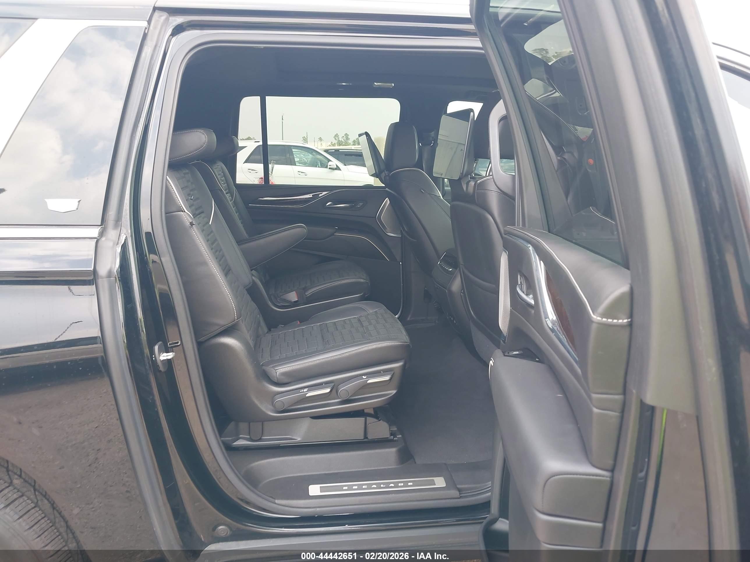 CADILLAC ESCALADE image 8