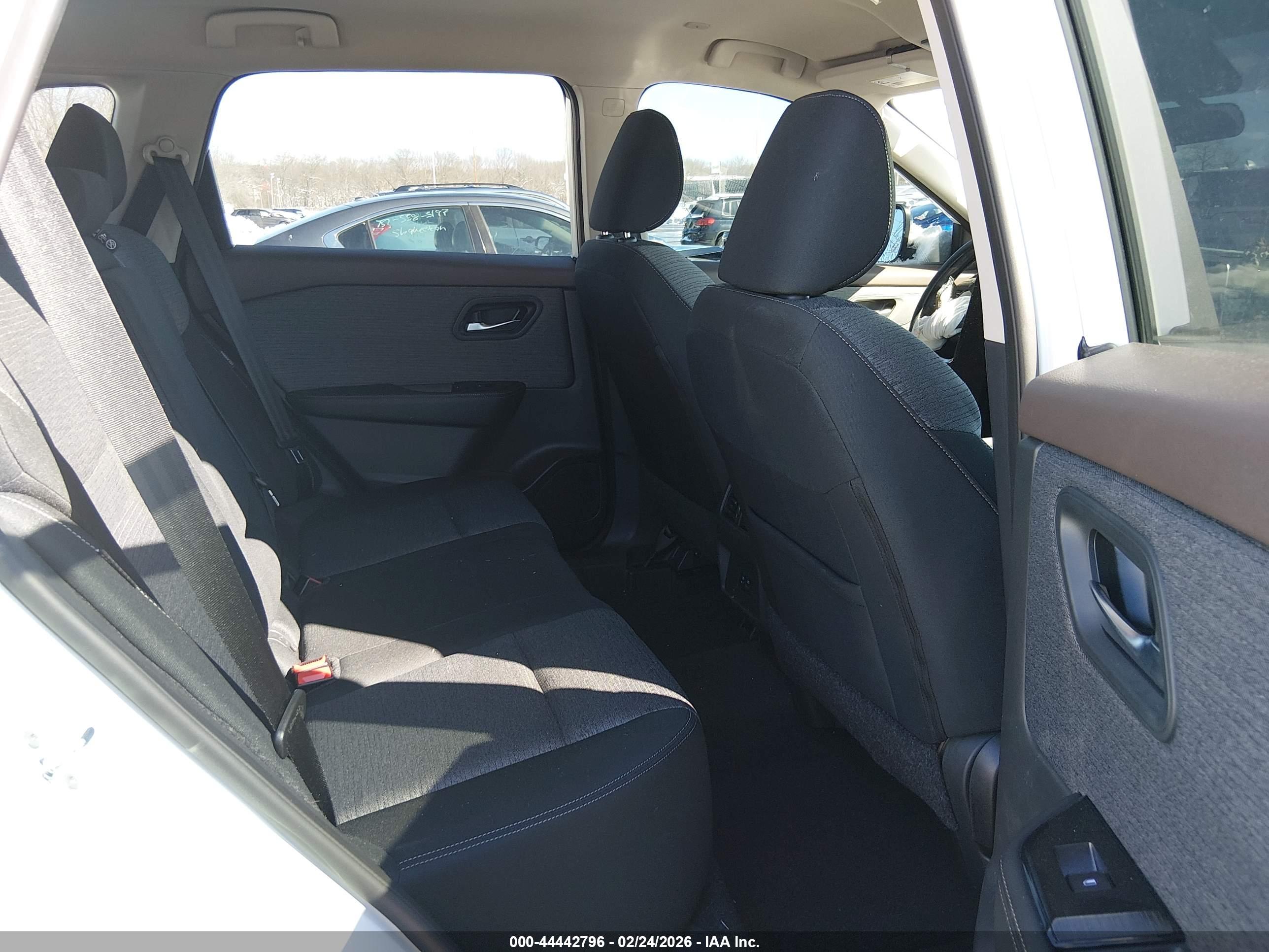 NISSAN ROGUE image 8