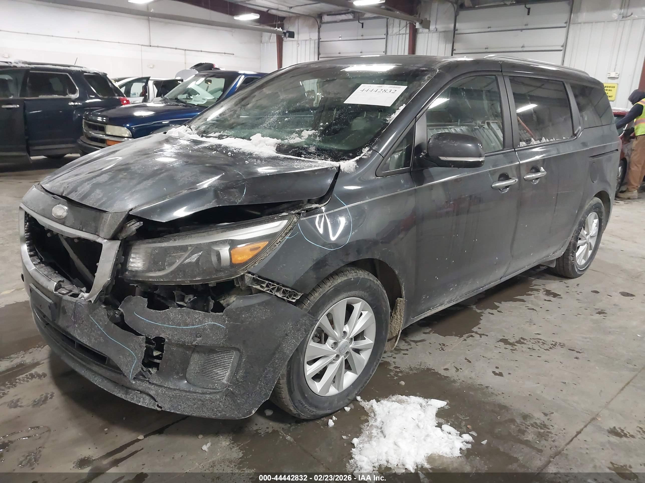KIA SEDONA image 2