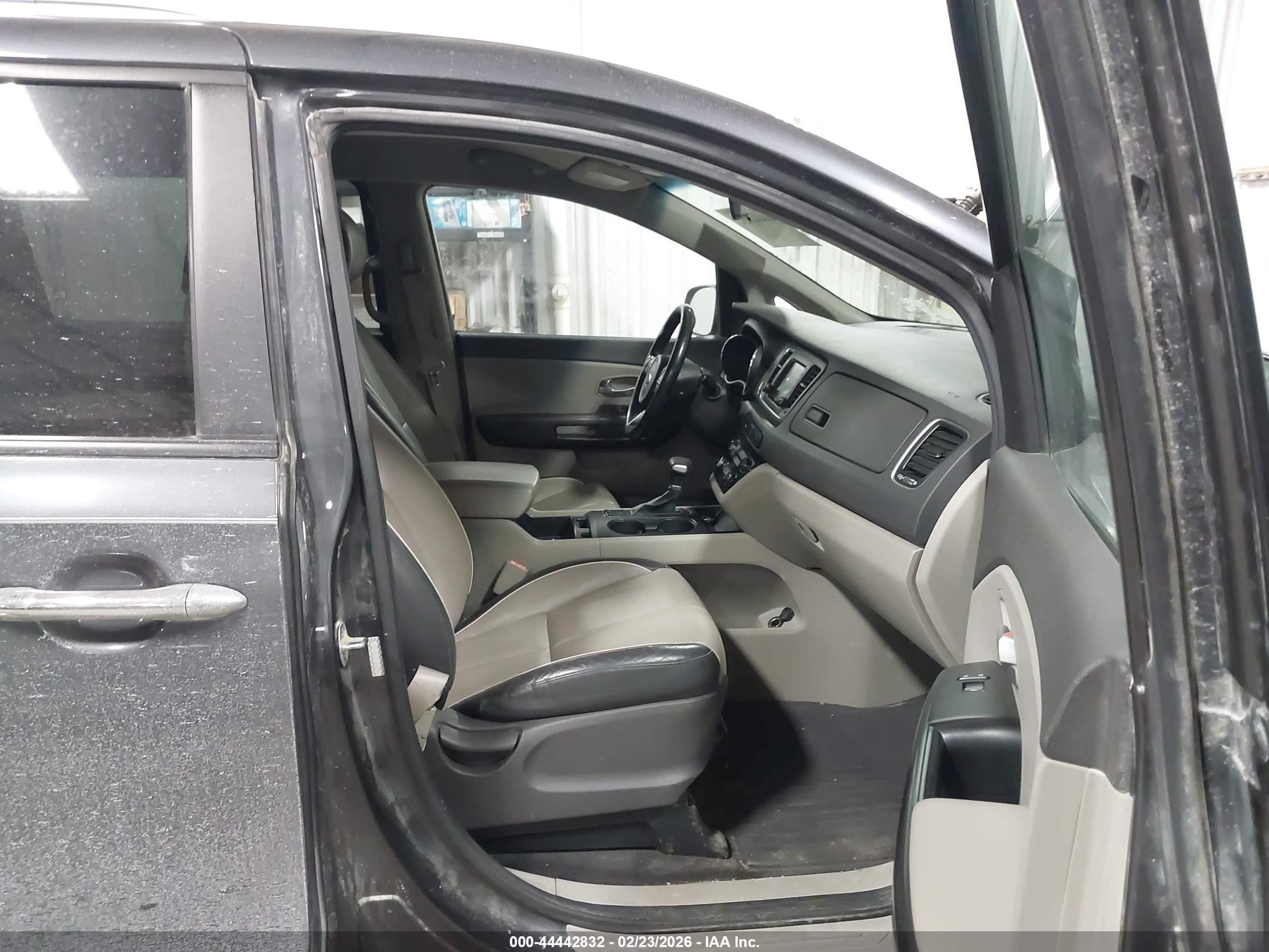 KIA SEDONA image 5