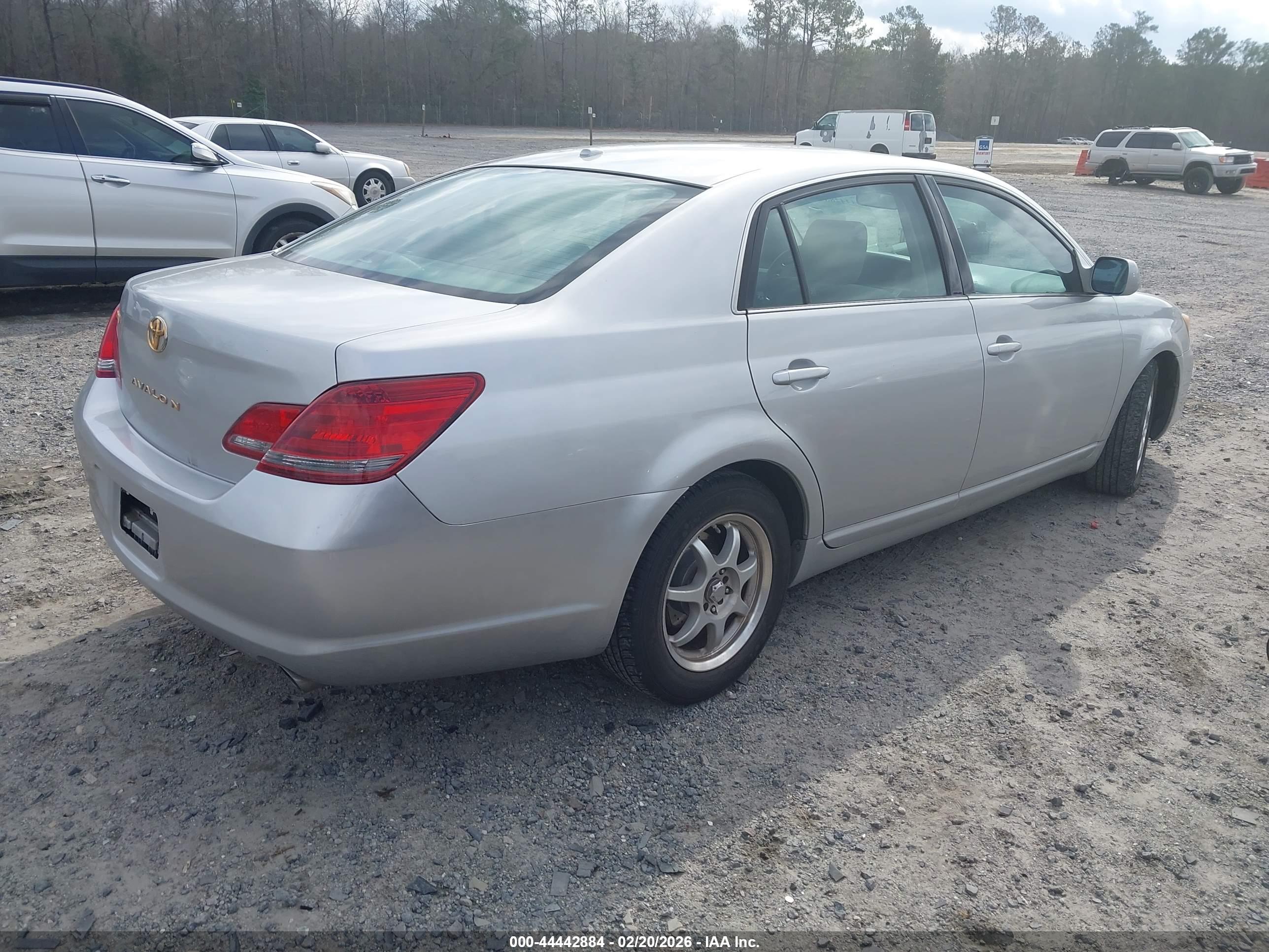 TOYOTA AVALON image 4