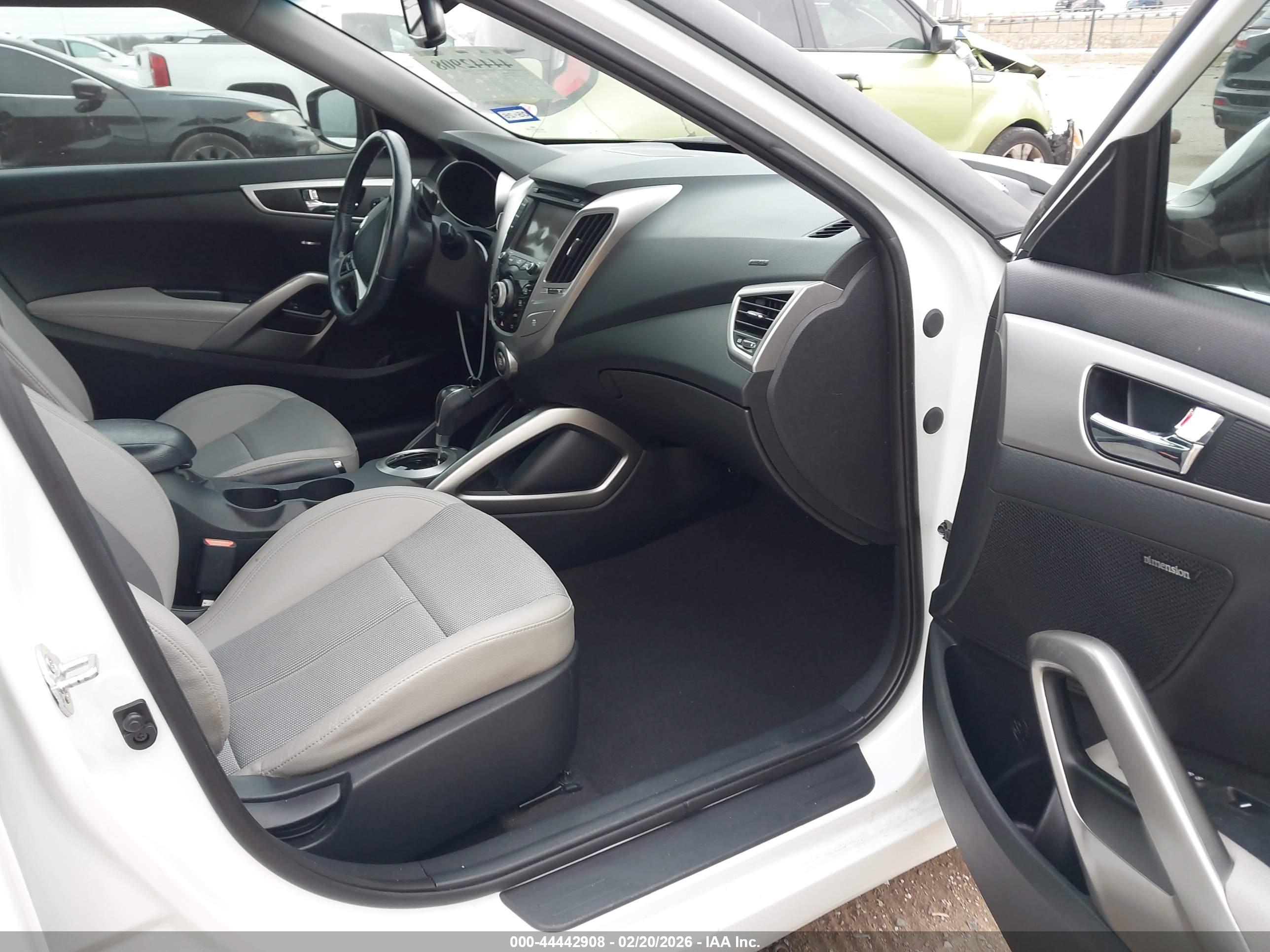 HYUNDAI VELOSTER image 5