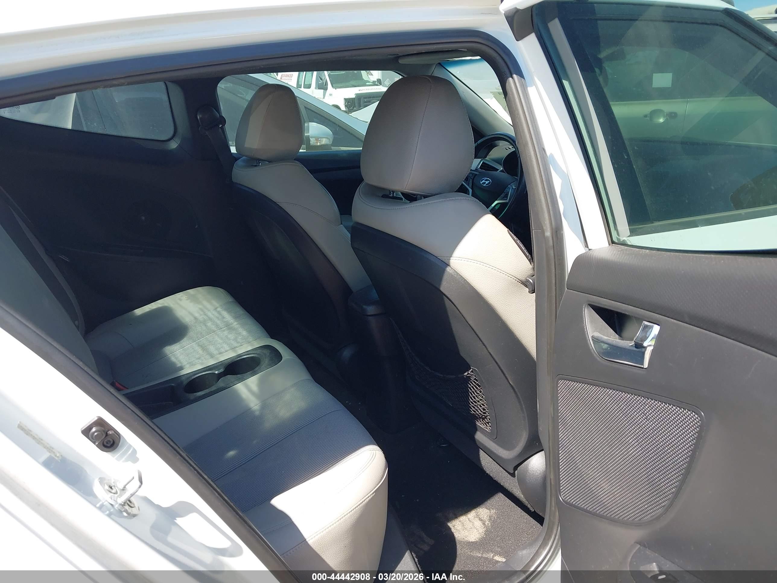 HYUNDAI VELOSTER image 8