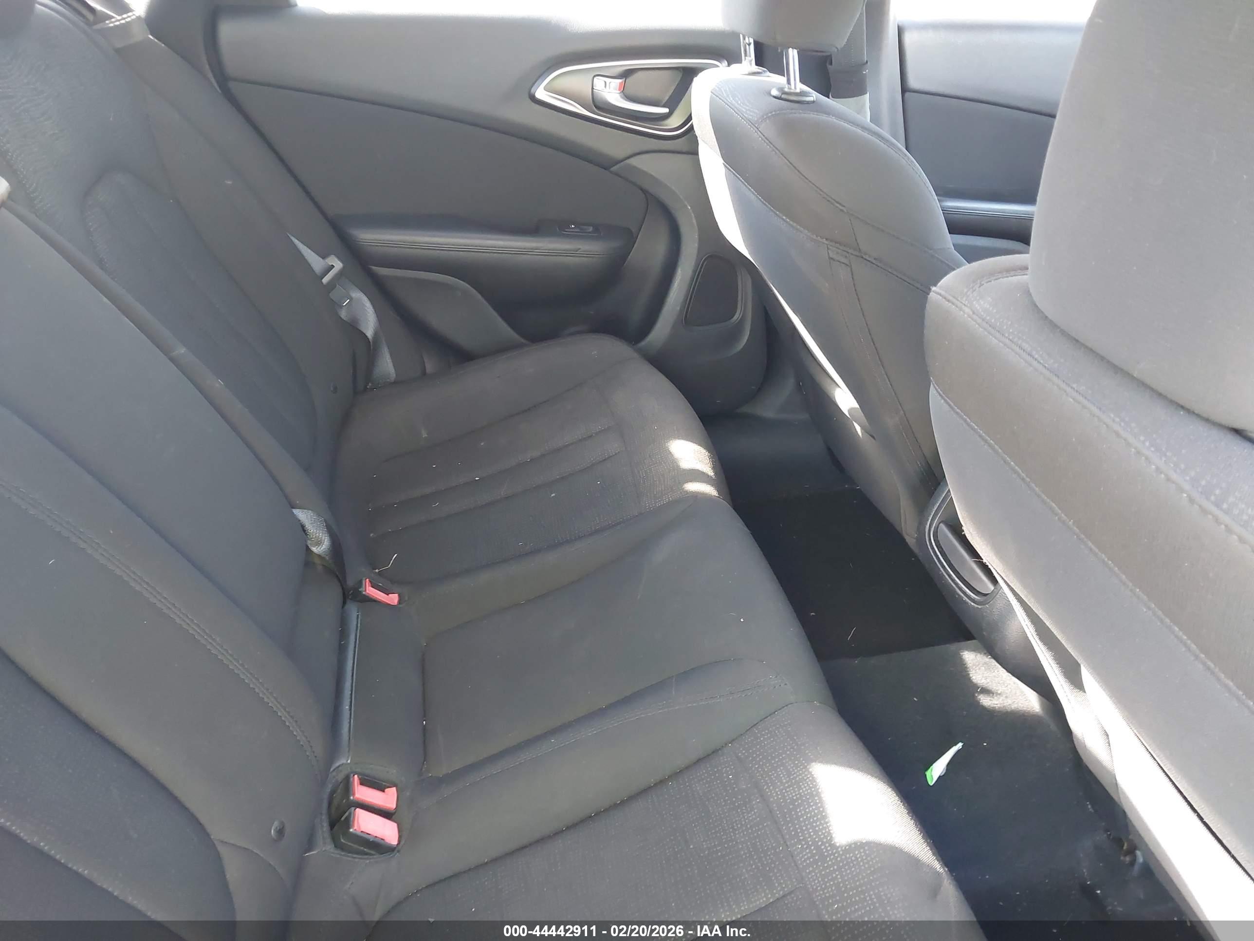 CHRYSLER 200 image 8