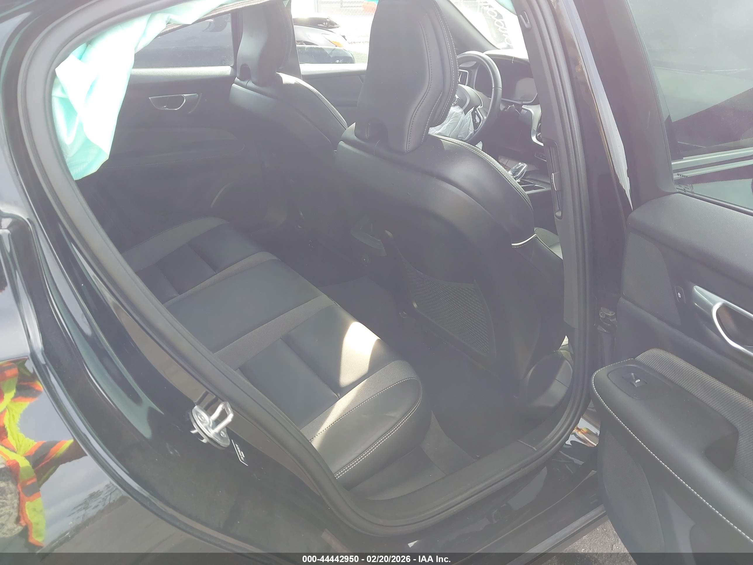 VOLVO S60 image 8