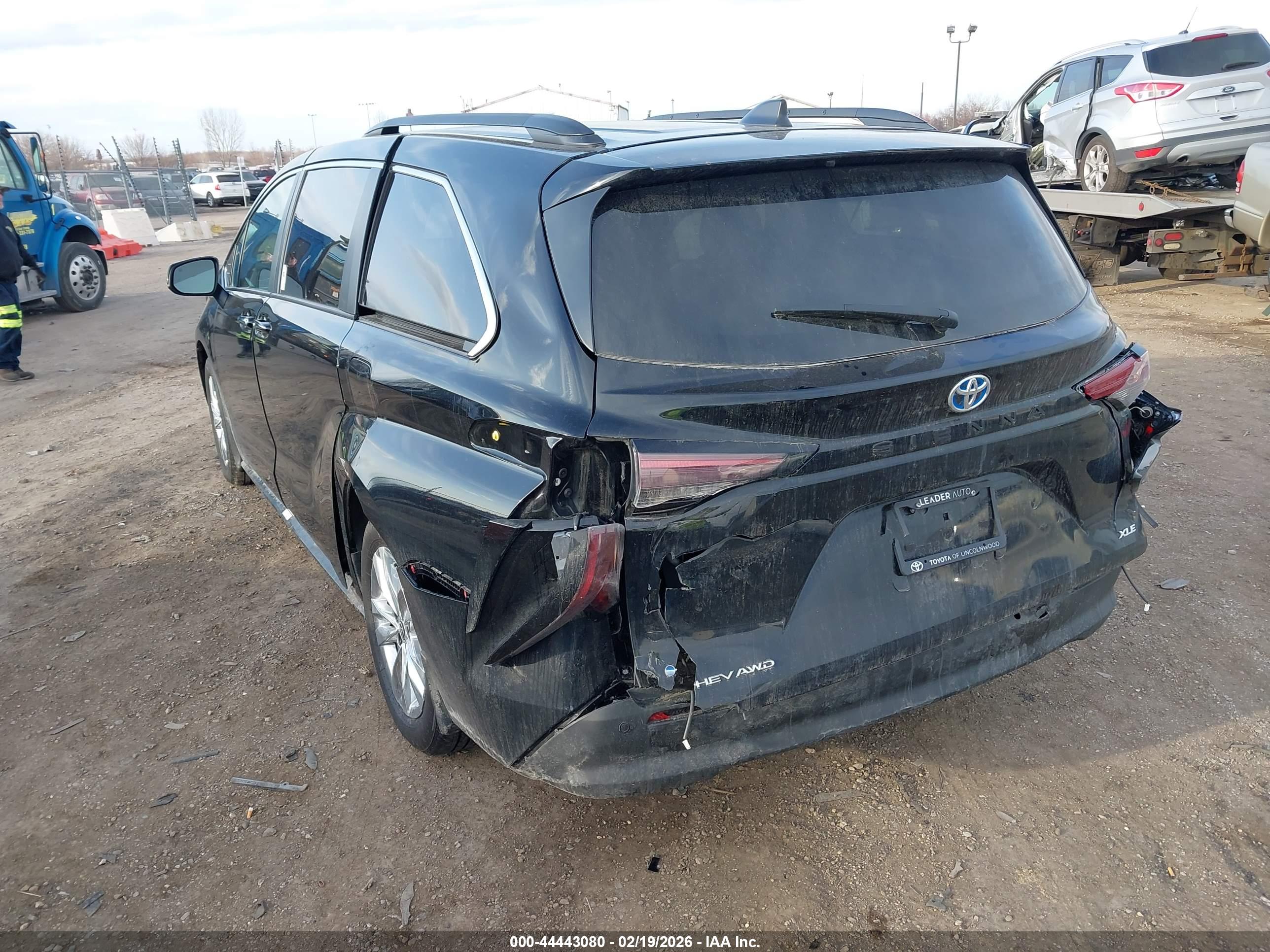 TOYOTA SIENNA image 3